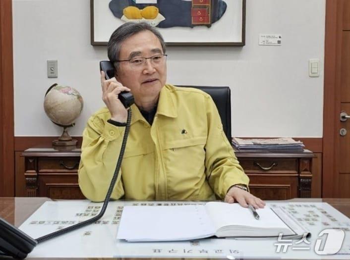 본문 이미지 - 조현 외교부 장관은 7일 압둘라티프 빈 라시드 알 자야니 바레인 외교장관과 전화통화를 갖고 바레인에 있는 우리 국민의 안전한 귀국을 위해 각별한 관심과 지원을 요청했다.(외교부 제공).