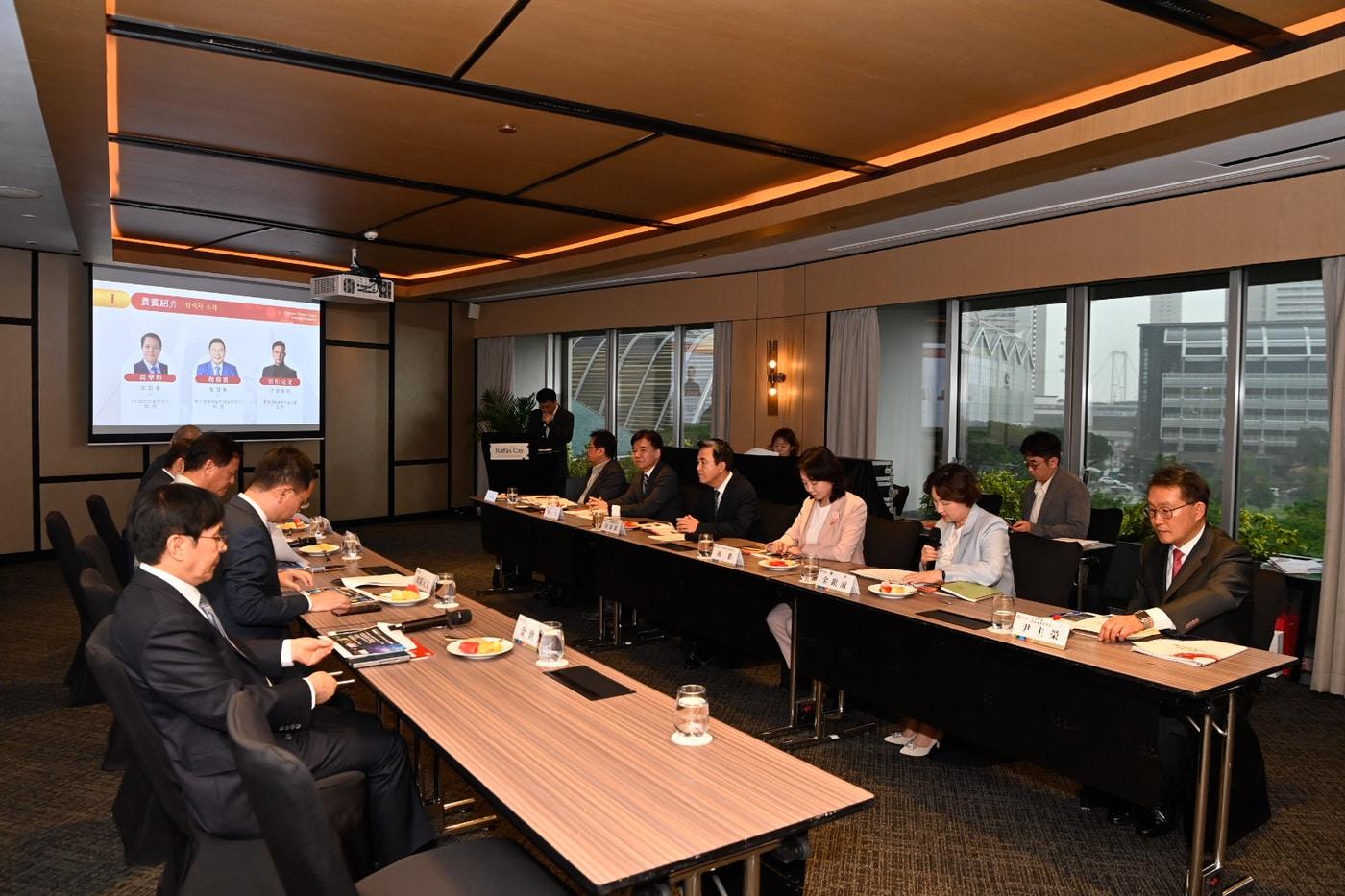 본문 이미지 - 김태흠 충남지사가 싱가포르 스위소텔 더 스탬포드 호텔에서 현지 화교 기업인·투자자를 대상으로 '천안아산 케이(K)팝 돔구장'을 설명하고 있다.(충남도 제공. 재판매 및 DB금지)/뉴스1