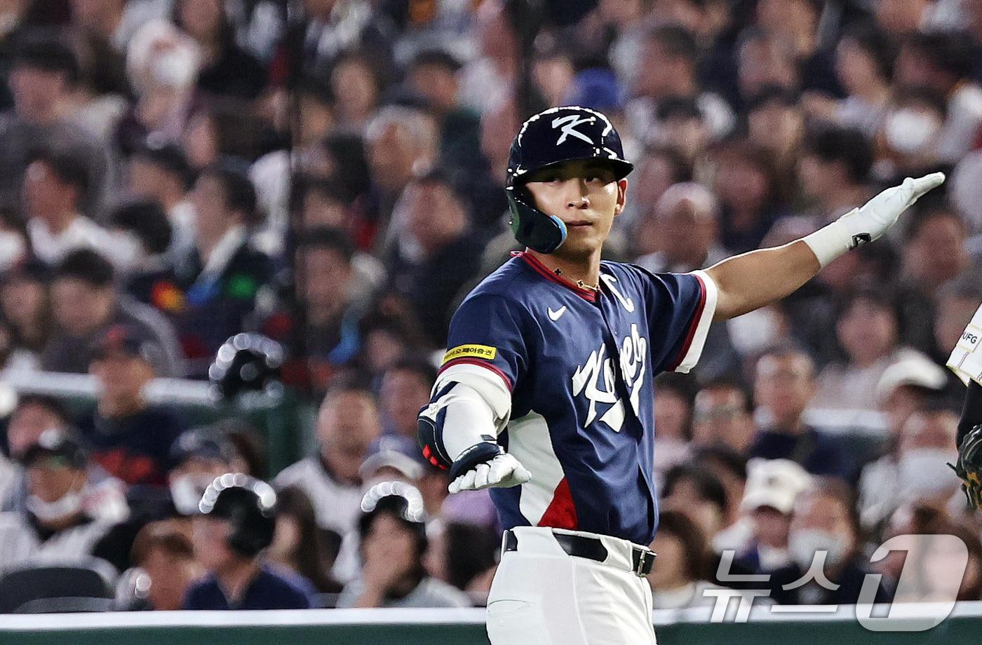 본문 이미지 - 7일 오후 일본 도쿄돔에서 열린 2026 월드베이스볼클래식 C조 조별리그 대한민국과 일본의 경기. 대한민국 이정후가 1회초 무사 1,3루때 1타점 선제안타를 친 뒤 세리머니하고 있다. 2026.3.7 ⓒ 뉴스1 구윤성 기자