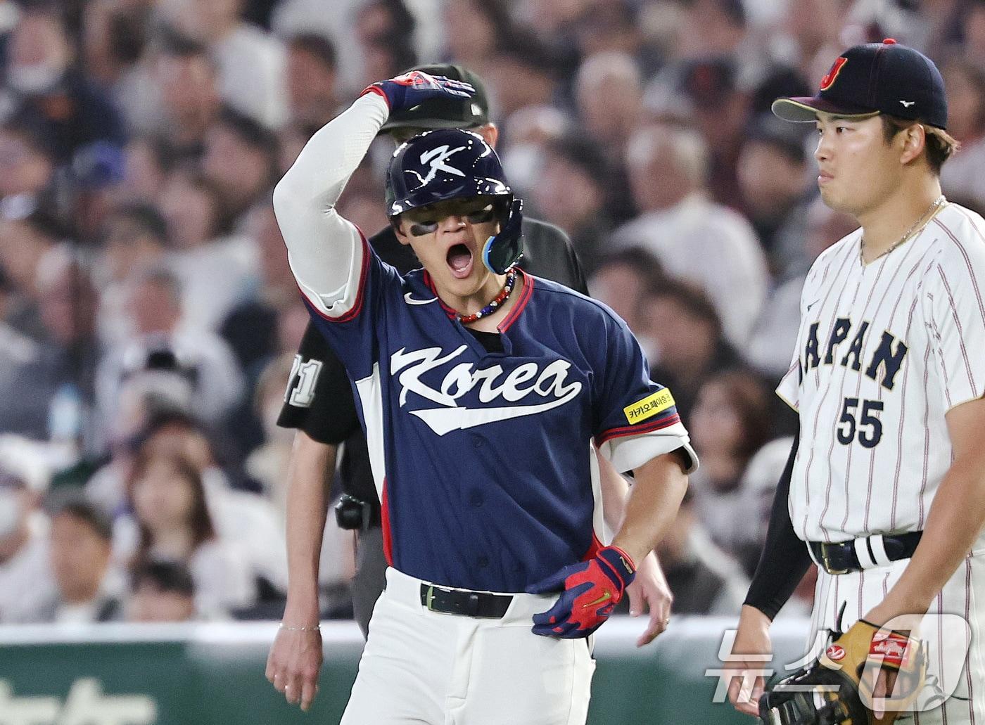 본문 이미지 - 7일 오후 일본 도쿄돔에서 열린 2026 월드베이스볼클래식 C조 조별리그 대한민국과 일본의 경기. 대한민국 선두타자 김도영이 1회초 안타 친 뒤 세리머니하고 있다. 2026.3.7 ⓒ 뉴스1 구윤성 기자