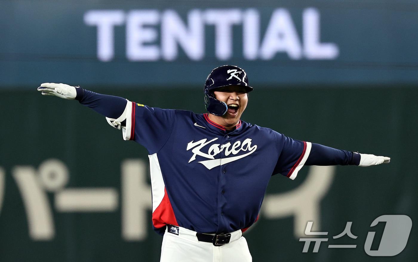 본문 이미지 - 7일 오후 일본 도쿄돔에서 열린 2026 월드베이스볼클래식 C조 조별리그 대한민국과 일본의 경기. 대한민국 문보경이 1회초 2사 1,2루때 2타점 2루타를 친 뒤 세리머니하고 있다. 2026.3.7 ⓒ 뉴스1 구윤성 기자