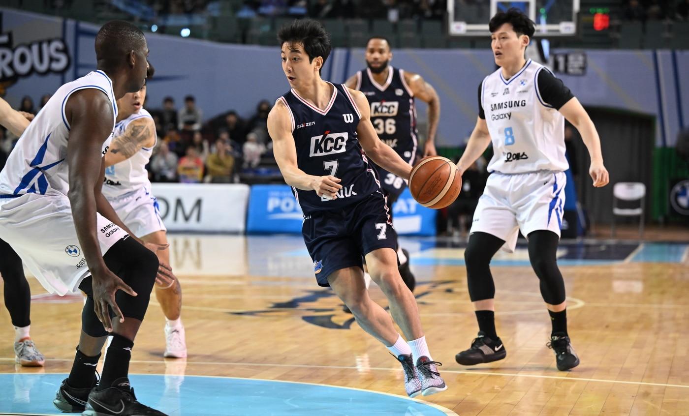 본문 이미지 - 부산 KCC의 허훈(가운데)이 7일 열린 2025-26 프로농구 서울 삼성과 원정 경기에서 25점 10어시스트로 활약하며 팀의 81-79 승리를 이끌었다. (KBL 제공)