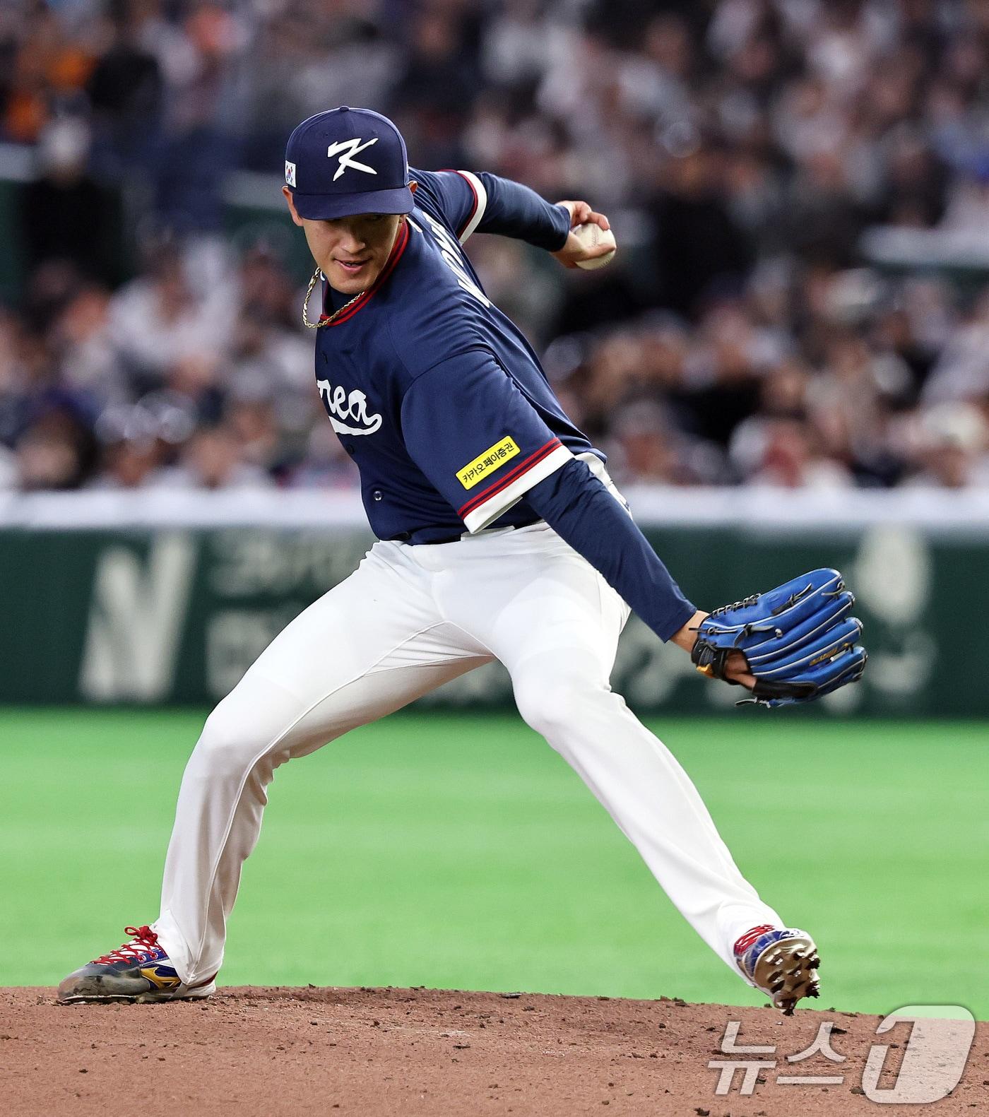 본문 이미지 - 7일 오후 일본 도쿄돔에서 열린 2026 월드베이스볼클래식 C조 조별리그 대한민국과 일본의 경기. 대한민국 선발투수 고영표가 역투하고 있다. ⓒ 뉴스1 구윤성 기자