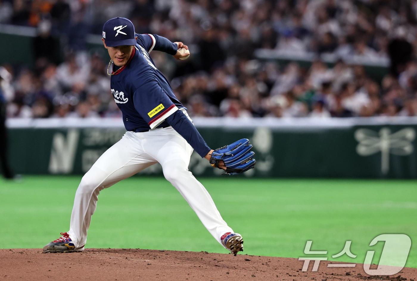 본문 이미지 - 7일 오후 일본 도쿄돔에서 열린 2026 월드베이스볼클래식 C조 조별리그 대한민국과 일본의 경기. 대한민국 선발투수 고영표가 역투하고 있다. 2026.3.7 ⓒ 뉴스1 구윤성 기자