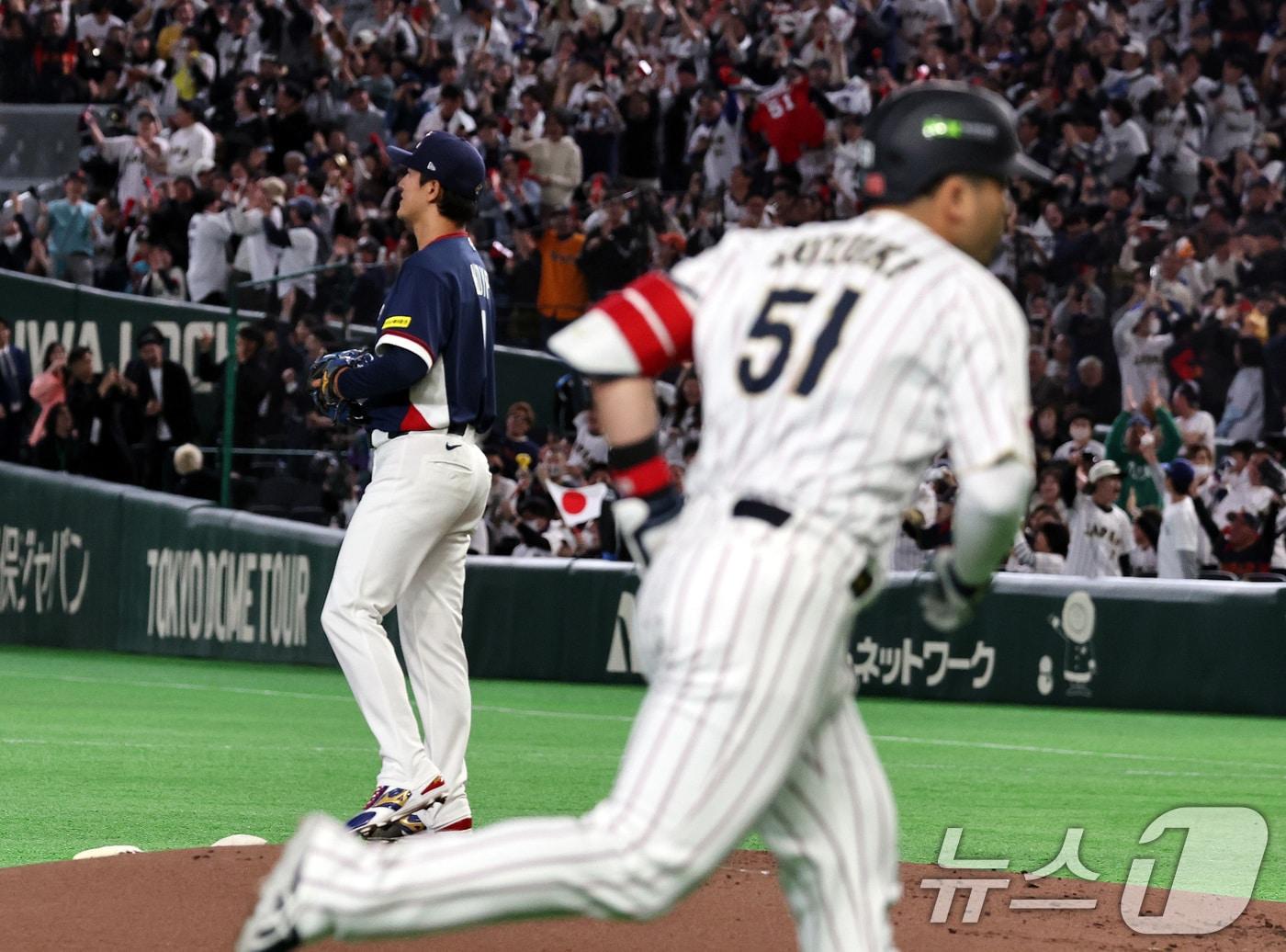 본문 이미지 - 7일 오후 일본 도쿄돔에서 열린 2026 월드베이스볼클래식 C조 조별리그 대한민국과 일본의 경기. 대한민국 선발투수 고영표가 1회말 1사 2루 상황 스즈키 세이야에게 홈런을 맞은 뒤 아쉬워하고 있다. 2026.3.7 ⓒ 뉴스1 구윤성 기자