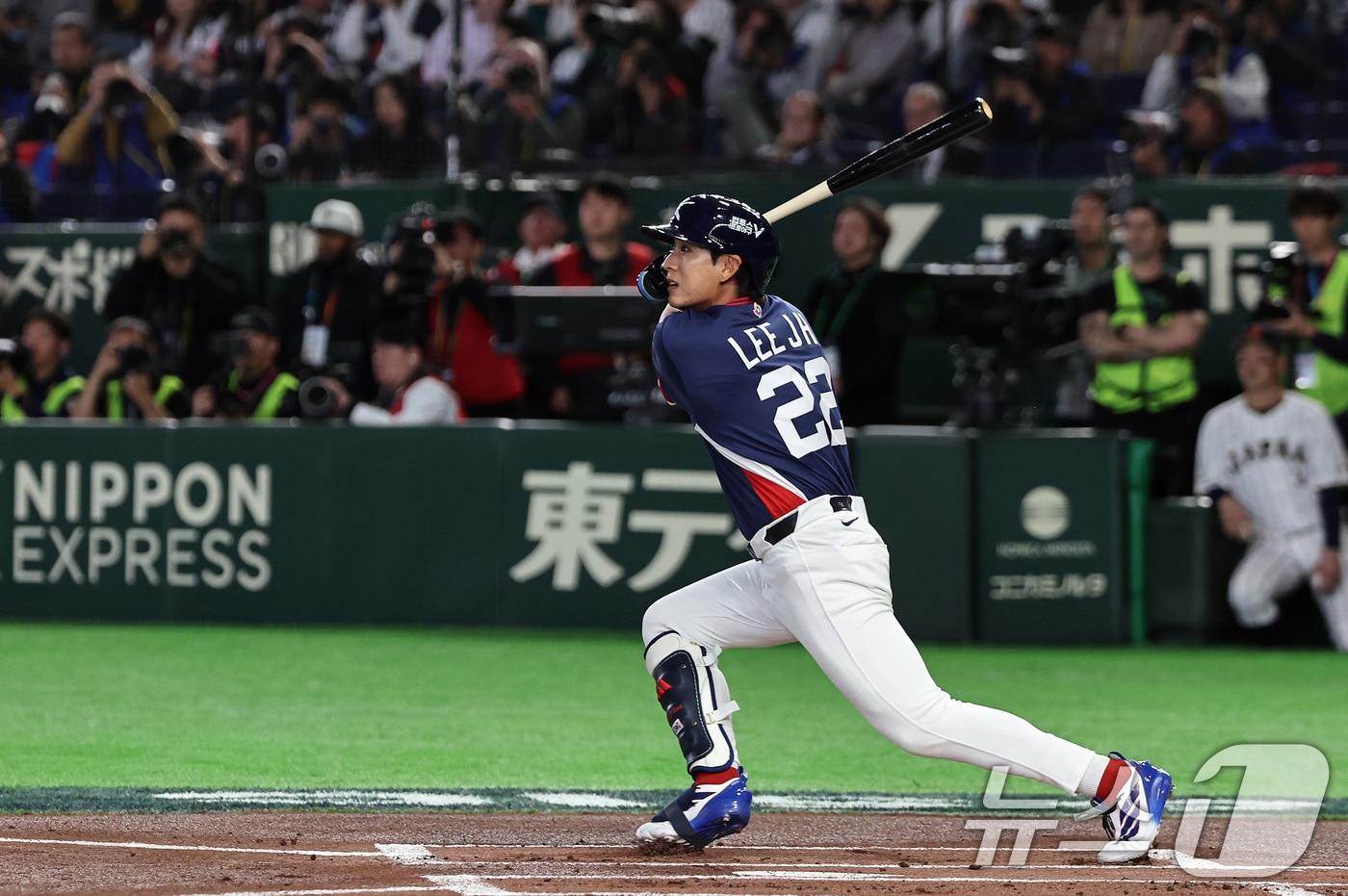 본문 이미지 - 7일 오후 일본 도쿄돔에서 열린 2026 월드베이스볼클래식 C조 조별리그 대한민국과 일본의 경기. 대한민국 이정후가 1회초 무사 1,3루때 1타점 선제안타를 치고 있다. 2026.3.7 ⓒ 뉴스1 구윤성 기자