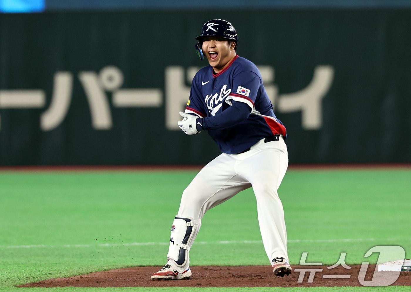 본문 이미지 - 7일 오후 일본 도쿄돔에서 열린 2026 월드베이스볼클래식 C조 조별리그 대한민국과 일본의 경기. 대한민국 문보경이 1회초 2사 1,2루때 2타점 2루타를 친 뒤 포효하고 있다. 2026.3.7 ⓒ 뉴스1 구윤성 기자