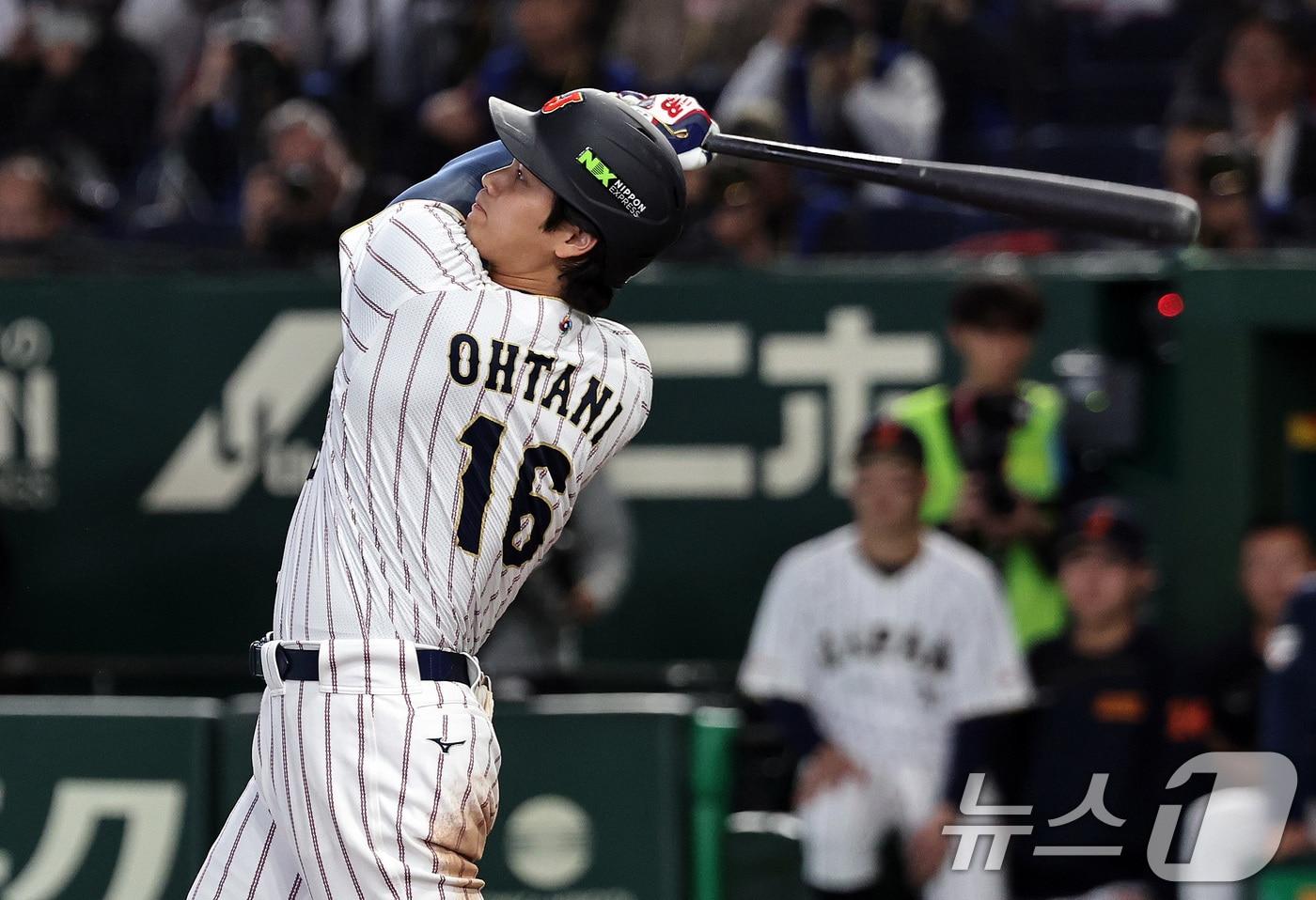 본문 이미지 - 7일 오후 일본 도쿄돔에서 열린 2026 월드베이스볼클래식 C조 조별리그 대한민국과 일본의 경기. 3회말 1사 주자 없는 상황, 일본의 오타니 쇼헤이가 대한민국 고영표를 상대로 동점 솔로홈런을 치고 있다. 2026.3.7 ⓒ 뉴스1 구윤성 기자