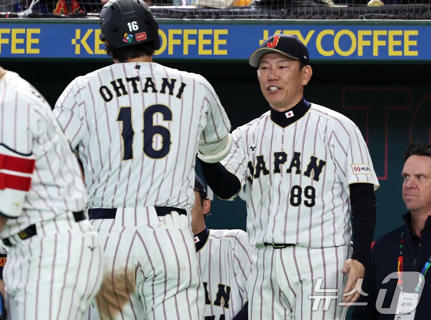 본문 이미지 - 7일 오후 일본 도쿄돔에서 열린 2026 월드베이스볼클래식 C조 조별리그 대한민국과 일본의 경기. 3회말 1사 주자 없는 상황, 일본의 오타니 쇼헤이가 대한민국 고영표를 상대로 동점 솔로홈런을 친 뒤 이바타 히로카즈 감독과 하이파이브 하고 있다. 2026.3.7 ⓒ 뉴스1 구윤성 기자