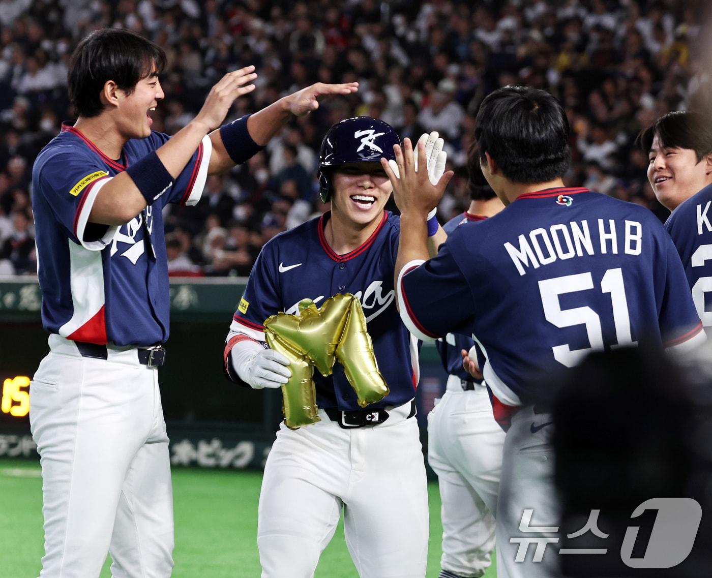 본문 이미지 - 7일 오후 일본 도쿄돔에서 열린 2026 월드베이스볼클래식 C조 조별리그 대한민국과 일본의 경기. 대한민국 김혜성이 4회초 1사 1루 상황때 동점 투런홈런을 친 뒤 기쁨을 나누고 있다. ⓒ 뉴스1 구윤성 기자