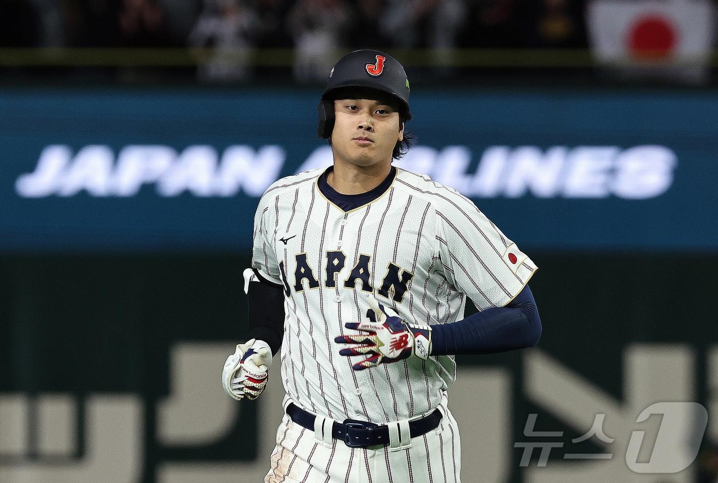 본문 이미지 - 7일 오후 일본 도쿄돔에서 열린 2026 월드베이스볼클래식 C조 조별리그 대한민국과 일본의 경기. 3회말 1사 주자 없는 상황때 일본의 오타니 쇼헤이가 고영표를 상대로 동점 솔로홈런을 치고 그라운드를 돌고 있다. 2026.3.7 ⓒ 뉴스1 구윤성 기자