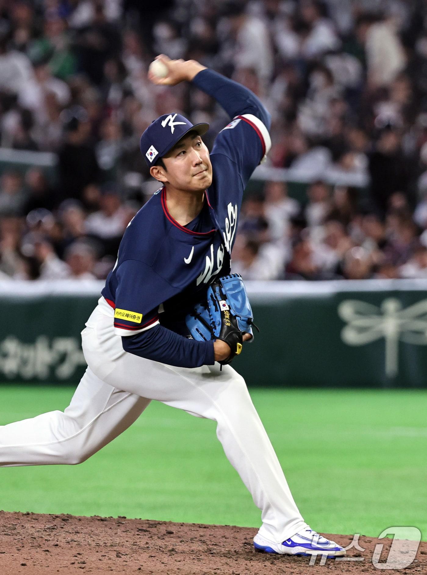 본문 이미지 - 7일 오후 일본 도쿄돔에서 열린 2026 월드베이스볼클래식 C조 조별리그 대한민국과 일본의 경기. 대한민국 손주영이 역투하고 있다. 2026.3.7 ⓒ 뉴스1 구윤성 기자