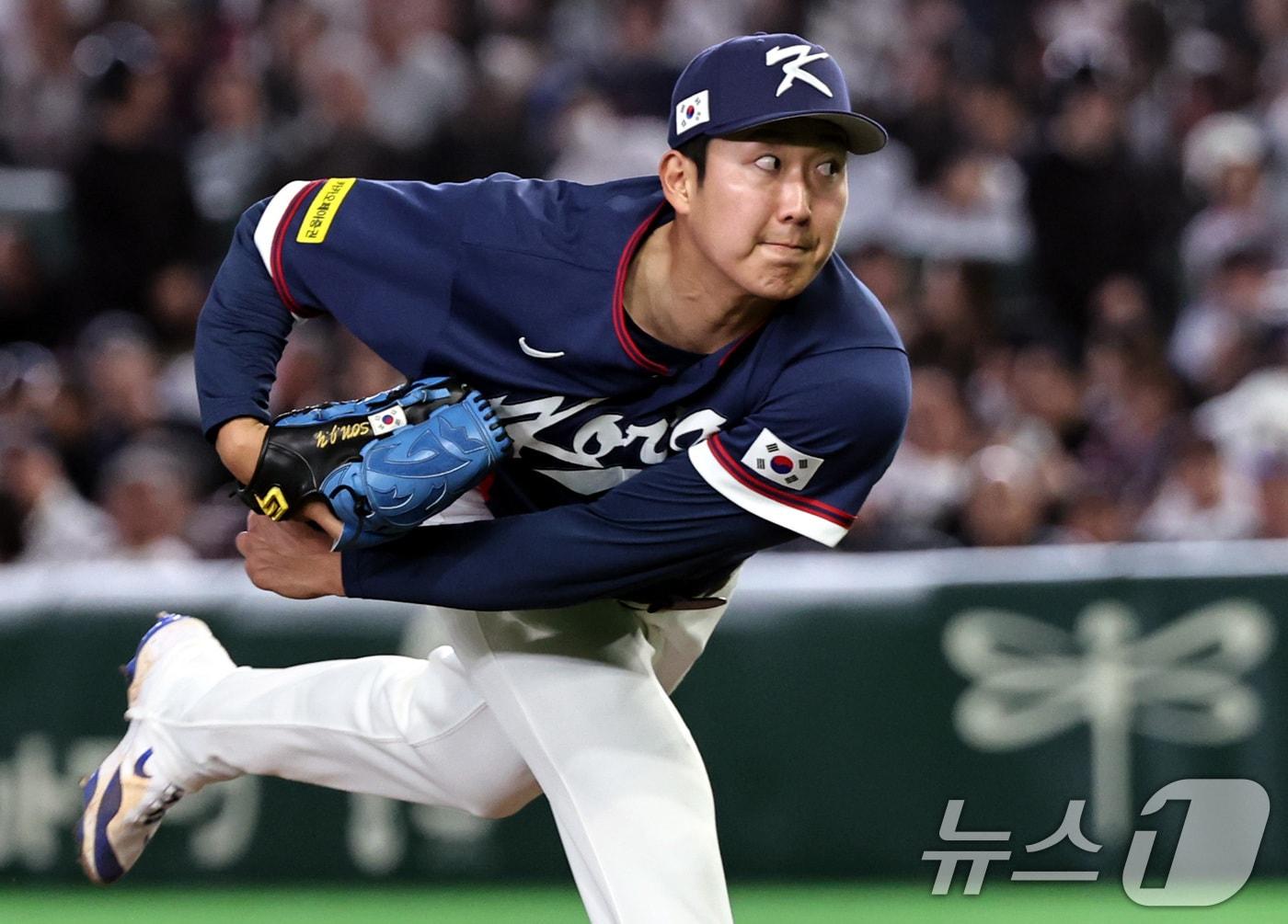 본문 이미지 - 7일 오후 일본 도쿄돔에서 열린 2026 월드베이스볼클래식 C조 조별리그 대한민국과 일본의 경기. 대한민국 손주영이 역투하고 있다. 2026.3.7 ⓒ 뉴스1 구윤성 기자