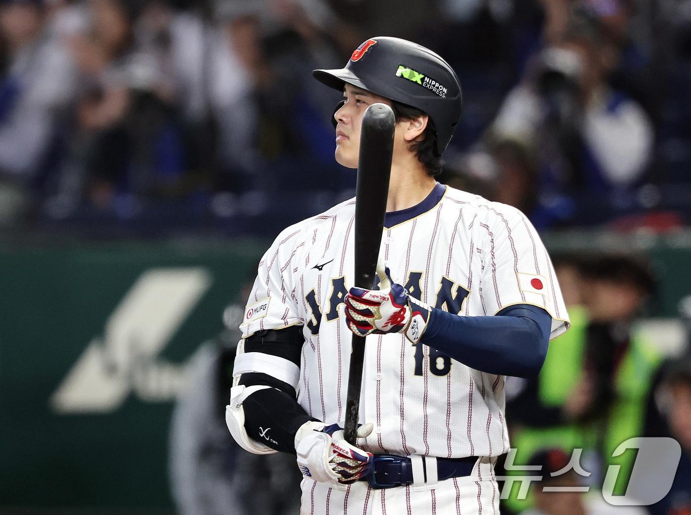 본문 이미지 - 7일 오후 일본 도쿄돔에서 열린 2026 월드베이스볼클래식 C조 조별리그 대한민국과 일본의 경기. 5회말 1사 주자없는 상황때 일본 오타니가 담장 너머를 바라보고 있다. 2026.3.7 ⓒ 뉴스1 구윤성 기자