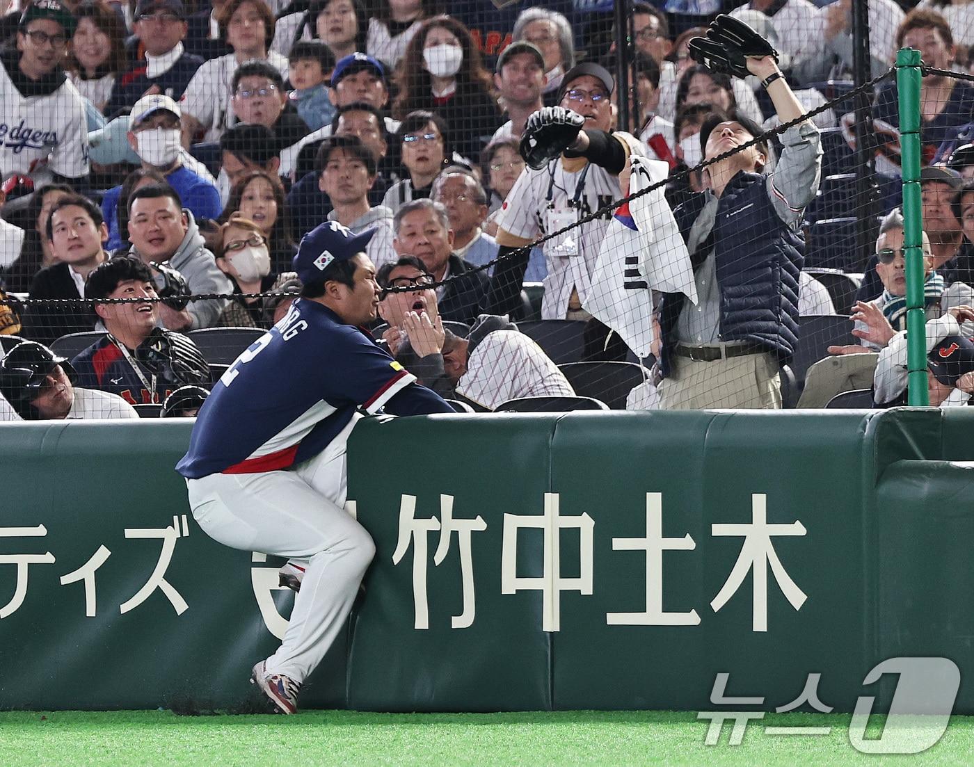 본문 이미지 - 7일 오후 일본 도쿄돔에서 열린 2026 월드베이스볼클래식 C조 조별리그 대한민국과 일본의 경기. 대한민국 1루수 문보경이 7회말 일본의 선두타자 마키 슈고의 파울볼을 따라가다가 펜스와 충돌하고 있다. 2026.3.7 ⓒ 뉴스1 구윤성 기자