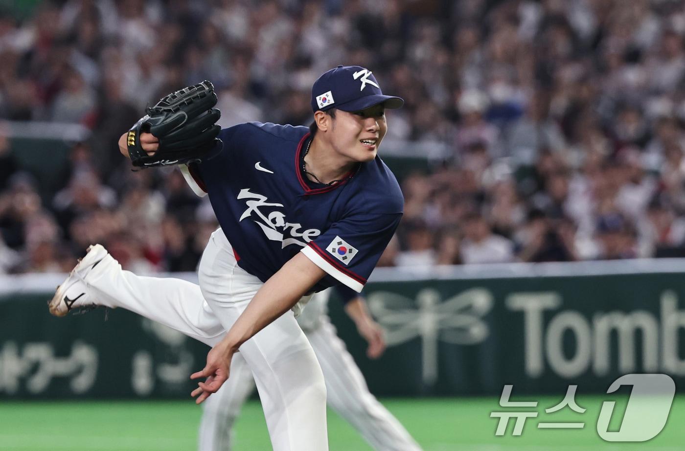 본문 이미지 - 7일 오후 일본 도쿄돔에서 열린 2026 월드베이스볼클래식 C조 조별리그 대한민국과 일본의 경기. 대한민국 투수 김영규가 7회말 역투하고 있다. 2026.3.7 ⓒ 뉴스1 구윤성 기자