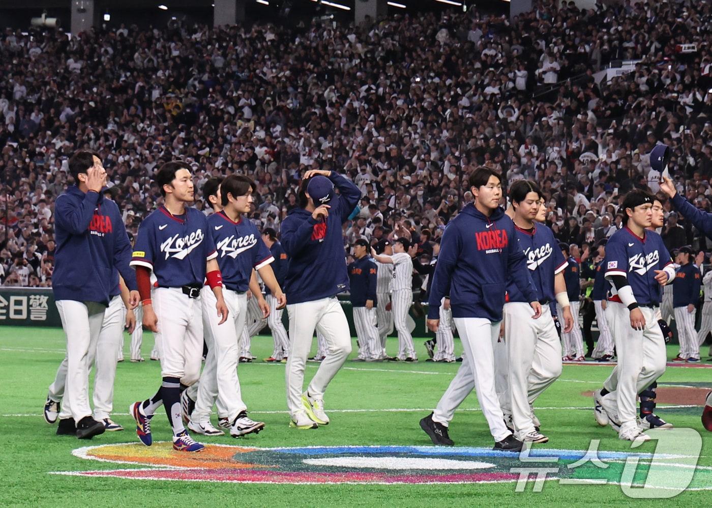 본문 이미지 - 7일 오후 일본 도쿄돔에서 열린 2026 월드베이스볼클래식 C조 조별리그 대한민국과 일본의 경기. 일본에 8대6으로 패배한 대한민국 선수들이 그라운드를 나서고 있다. ⓒ 뉴스1 구윤성 기자