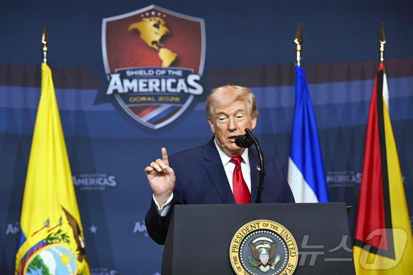 본문 이미지 - '아메리카의 방패' 정상회의를 진행하는 트럼프 미국 대통령. 2026.03.07 ⓒ AFP=뉴스1