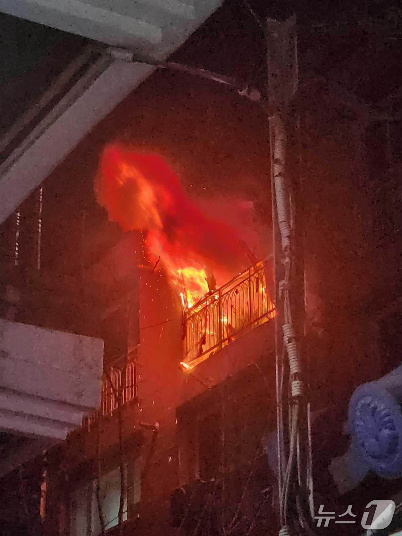 본문 이미지 - 8일 0시 40분쯤 강원 춘천시 후평동 한국전력공사 인근 한 다가구주택에서 발생한 화재가 29분 만인 오전 1시 9분쯤 진화된 가운데, 이 주택의 4층 한 가구의 화장실에서 남성 A 씨(66)가 숨진 채 발견됐다. (강원도소방본부 제공. 재판매 및 DB금지) 2026.3.8/뉴스1