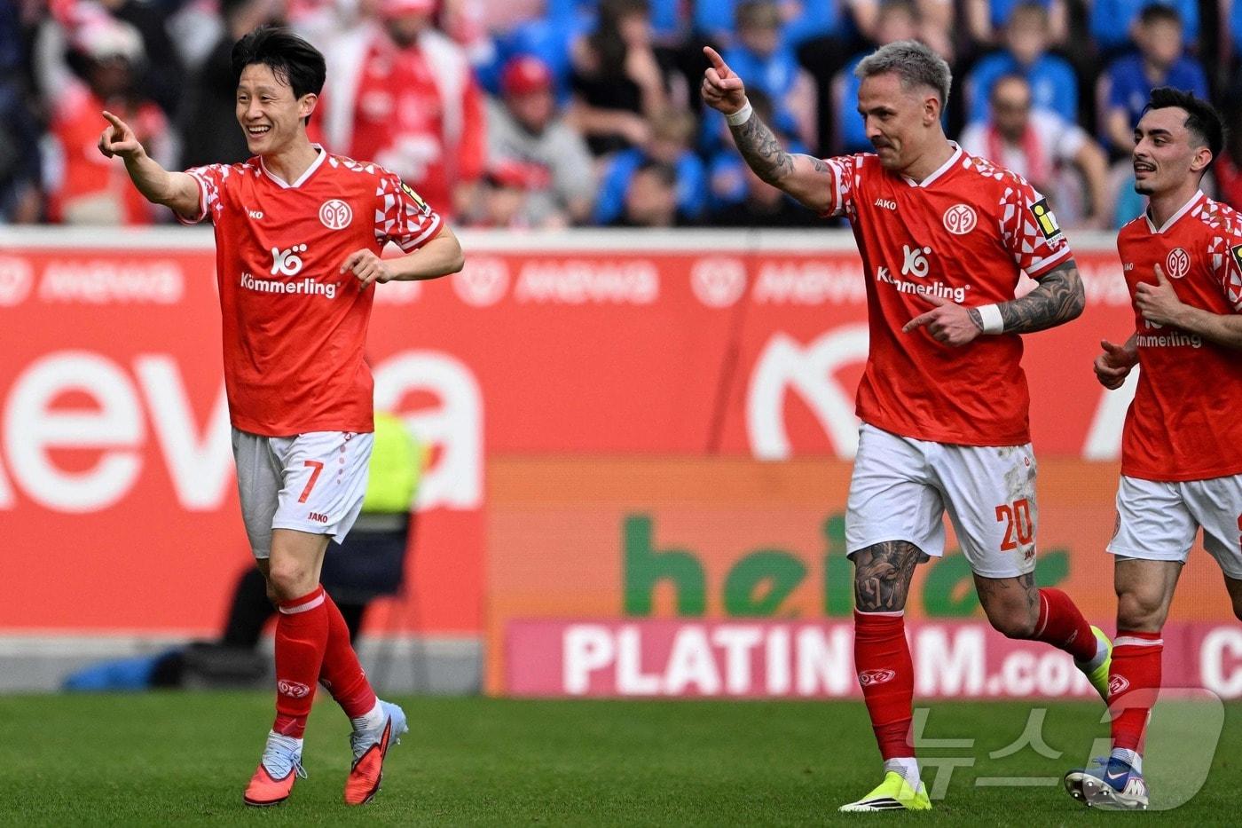 본문 이미지 - 마인츠의 이재성(왼쪽)이 7일(한국시간) 독일 마인츠의 코파세 아레나에서 열린 슈투트가르트와 홈 경기에서 득점 후 기뻐하고 있다. ⓒ AFP=뉴스1