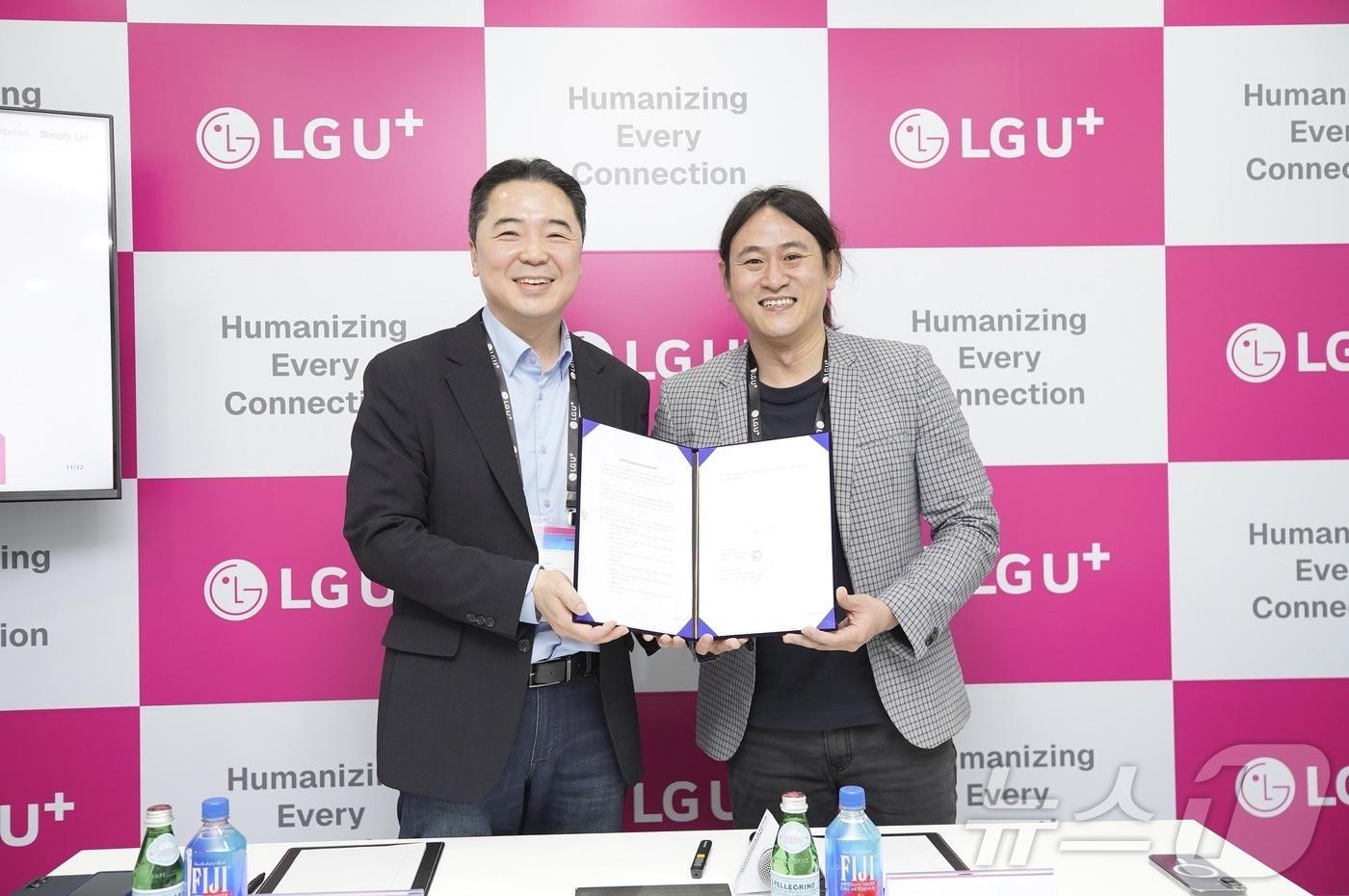 본문 이미지 - (왼쪽부터) 이상엽 LG유플러스 CTO(전무)와 백준호 퓨리오사AI 대표가 MWC26 현장에서 기념촬영을 하는 모습. 2026.03.04 ⓒ 뉴스1 (LGU+ 제공)