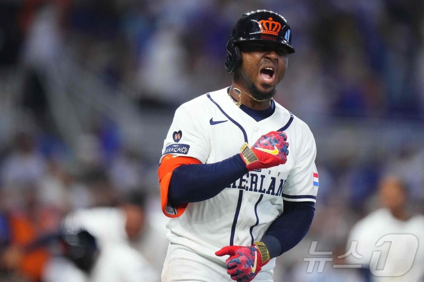 본문 이미지 - 네덜란드 대표팀 아지 알비스가 8일(한국시간) 열린 2026 WBC 본선 1라운드 D조 니카라과와의 경기에서 9회말 2사 후 역전 끝내기 3점홈런을 때린 뒤 기뻐하고 있다. ⓒ AFP=뉴스1