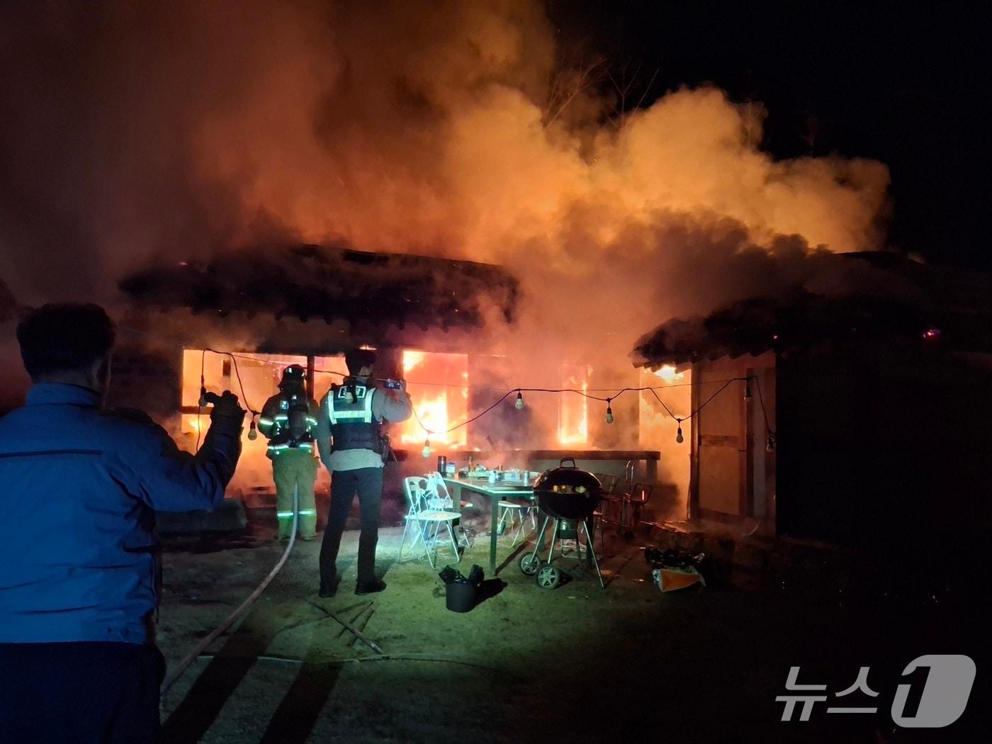 본문 이미지 - 8일 0시 23분쯤 경북 경주 강동면 양동마을의 한 주택에서 불이 나 소방관들이 진화하고 있다. (경북소방본부 제공. 재판매 및 DB 금지) 2026.3.8/뉴스1