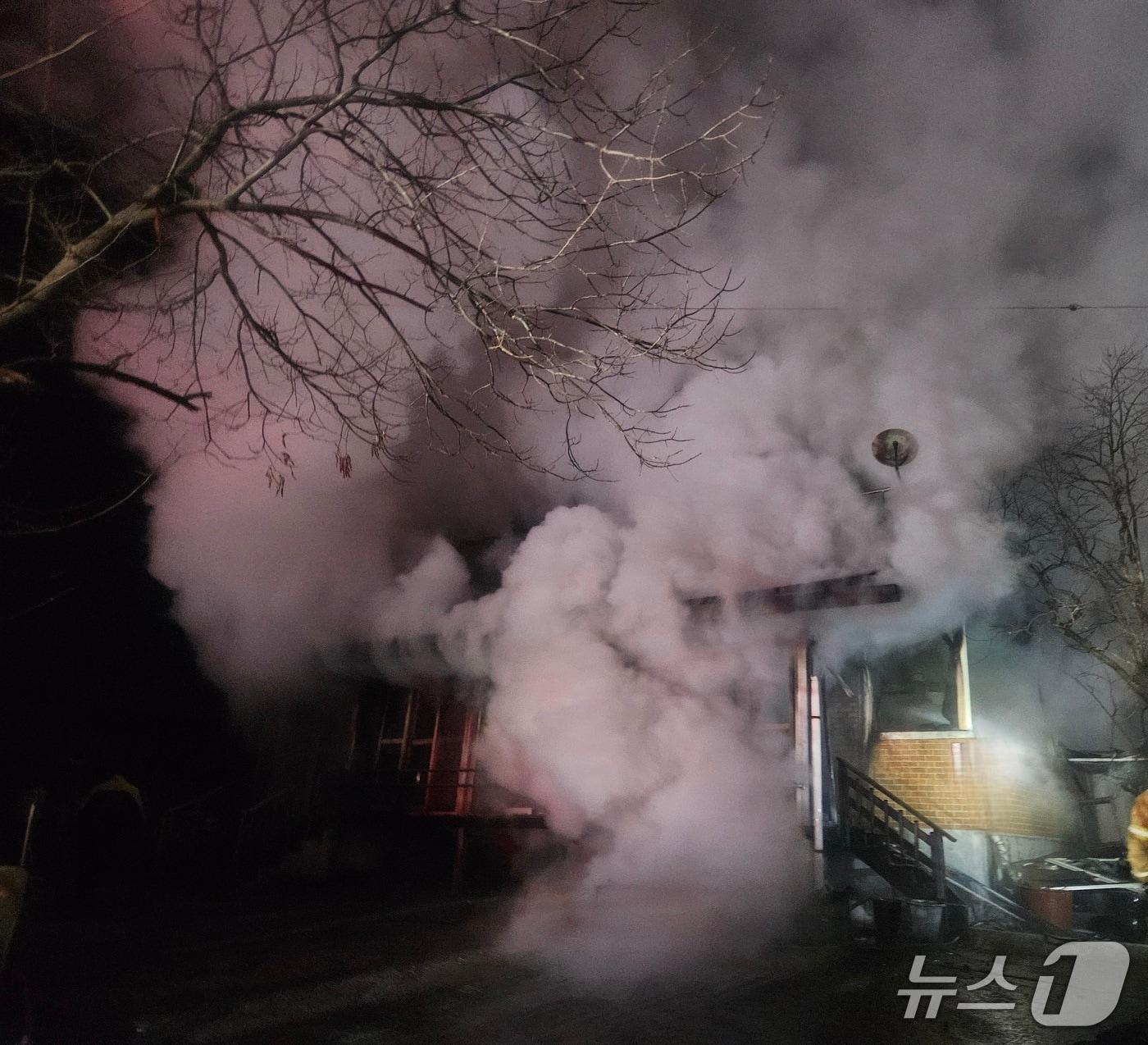 본문 이미지 - 8일 새벽 2시께 전북 완주군 동상면 단독주택에서 화재가 발생했다.(소방제공, 재판매 및 DB금지)2026.3.8/뉴스1