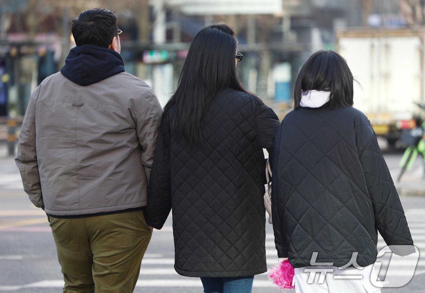 본문 이미지 - 꽃샘추위가 찾아온 8일 오전 서울 종로구 광화문역 인근에서 시민들이 이동하고 있다.  ⓒ 뉴스1 김민지 기자