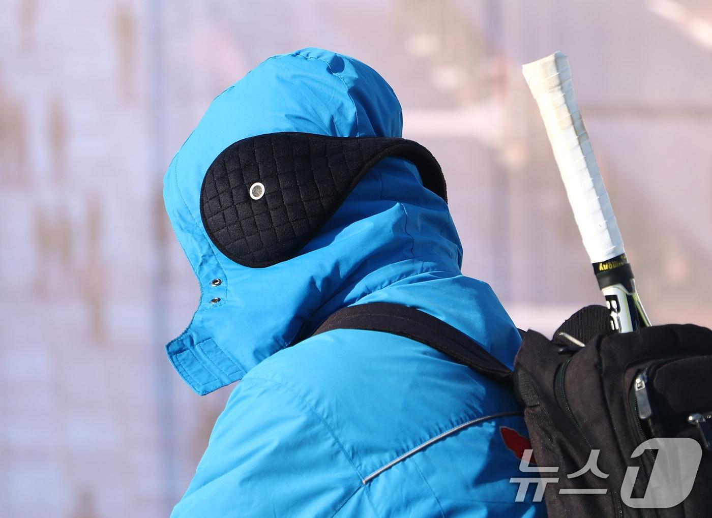 본문 이미지 - 서울 종로구 광화문광장에서 한 시민이 귀마개를 하고 이동하고 있다.2026.3.8 ⓒ 뉴스1 김민지 기자