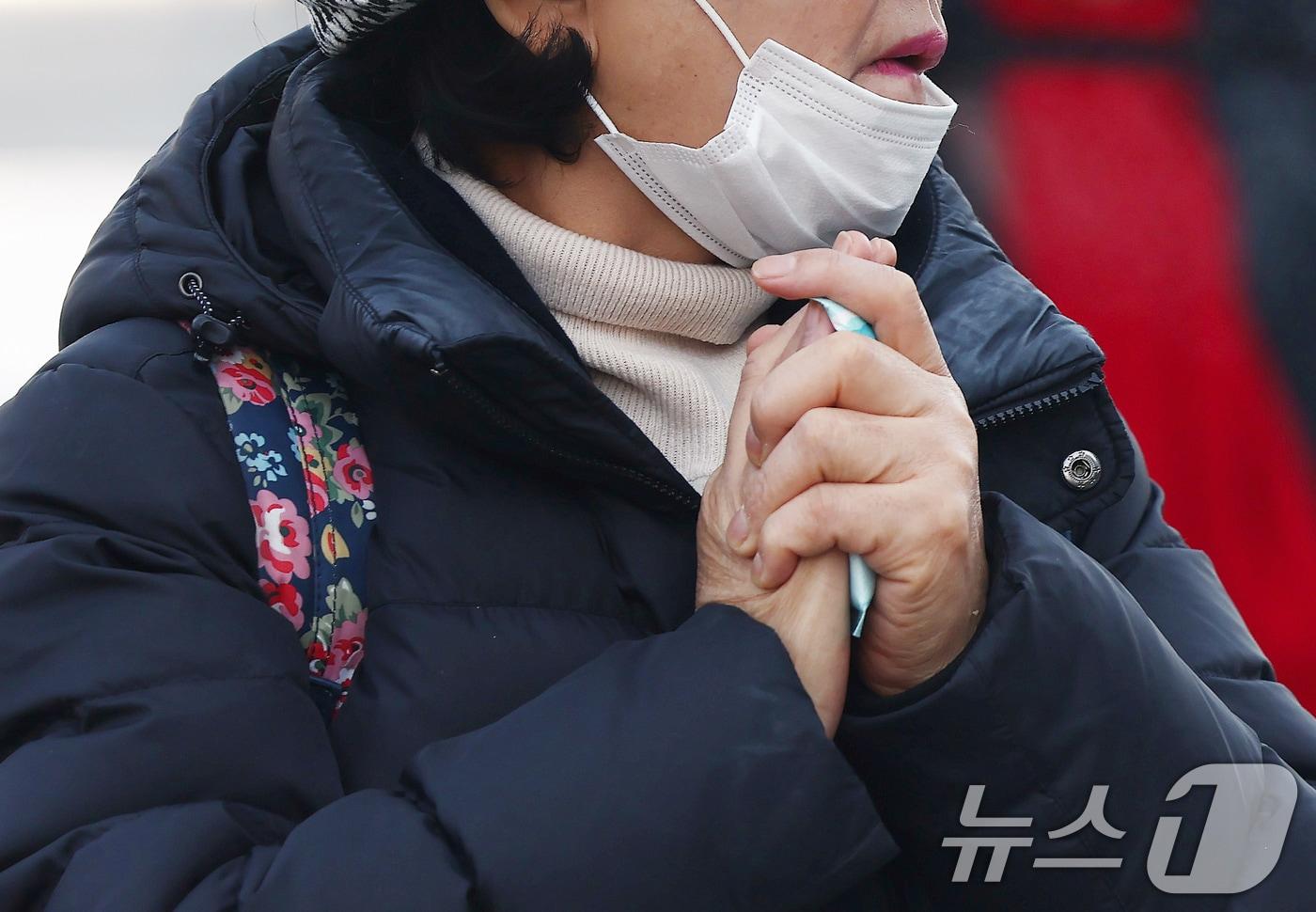 본문 이미지 - 한 시민이 손난로를 손에 쥐고 이동하고 있다.  ⓒ 뉴스1 김민지 기자