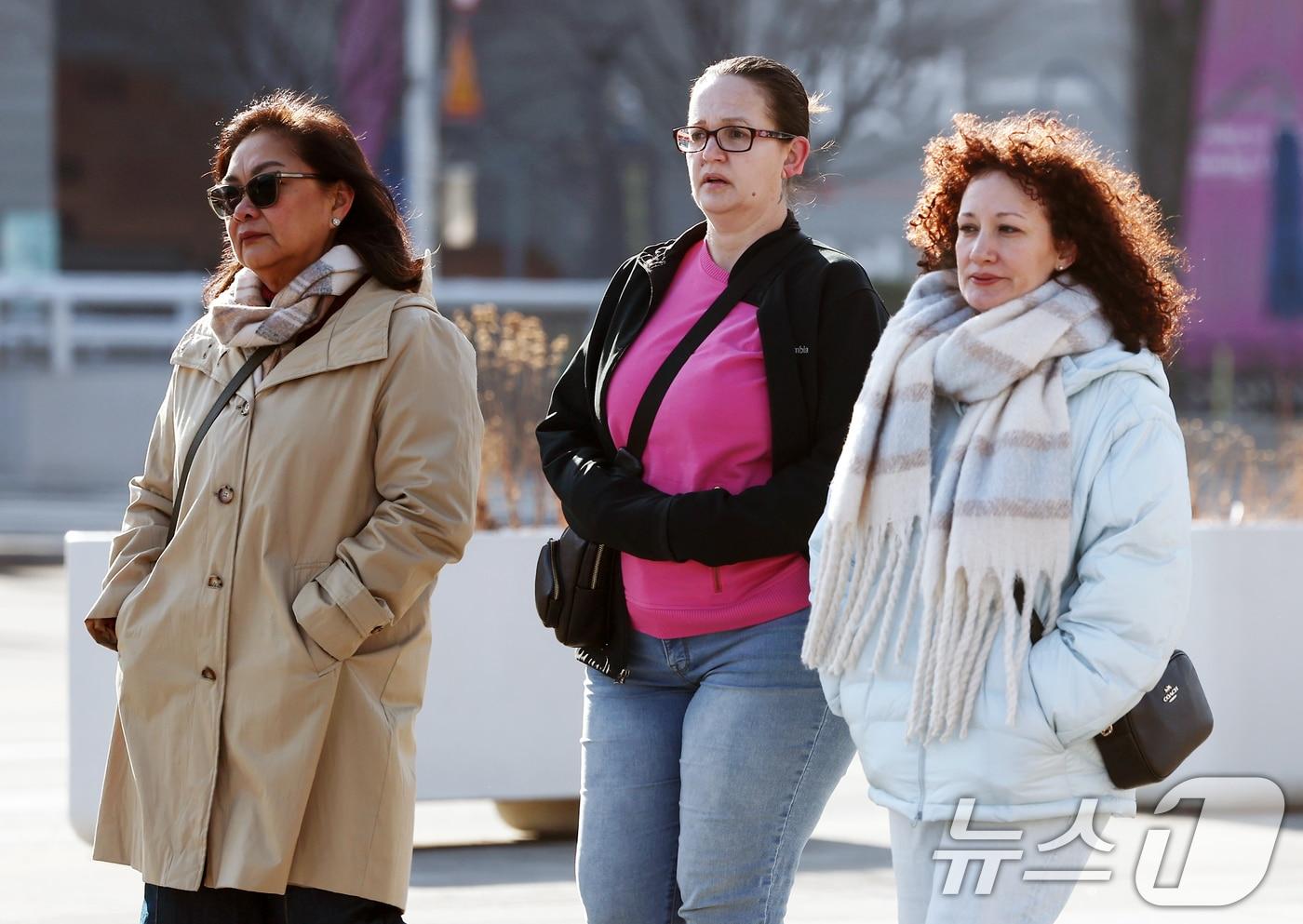 본문 이미지 - 전국 대부분 지역의 아침 기온이 영하권으로 떨어지면서 꽃샘추위가 찾아온 8일 오전 서울 종로구 광화문광장에서 외국인 관광객들이 외투에 손을 넣고 발걸음을 옮기고 있다. 2026.3.8 ⓒ 뉴스1 김민지 기자