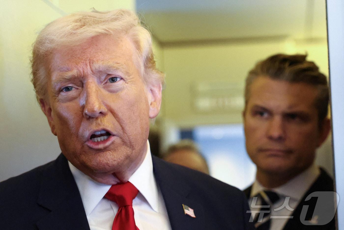 본문 이미지 - 도널드 트럼프 미국 대통령이 7일(현지시간) 델러웨어 도버 공군기지에서 플로리다 마이애미로 향하는 에어포스원(미 대통령 전용기)에서 피트 헤그세스 국방장관, 스티브 위트코프 중동특사 등과 함께 기자들의 질문에 답하고 있다.2026.03.07. ⓒ 로이터=뉴스1