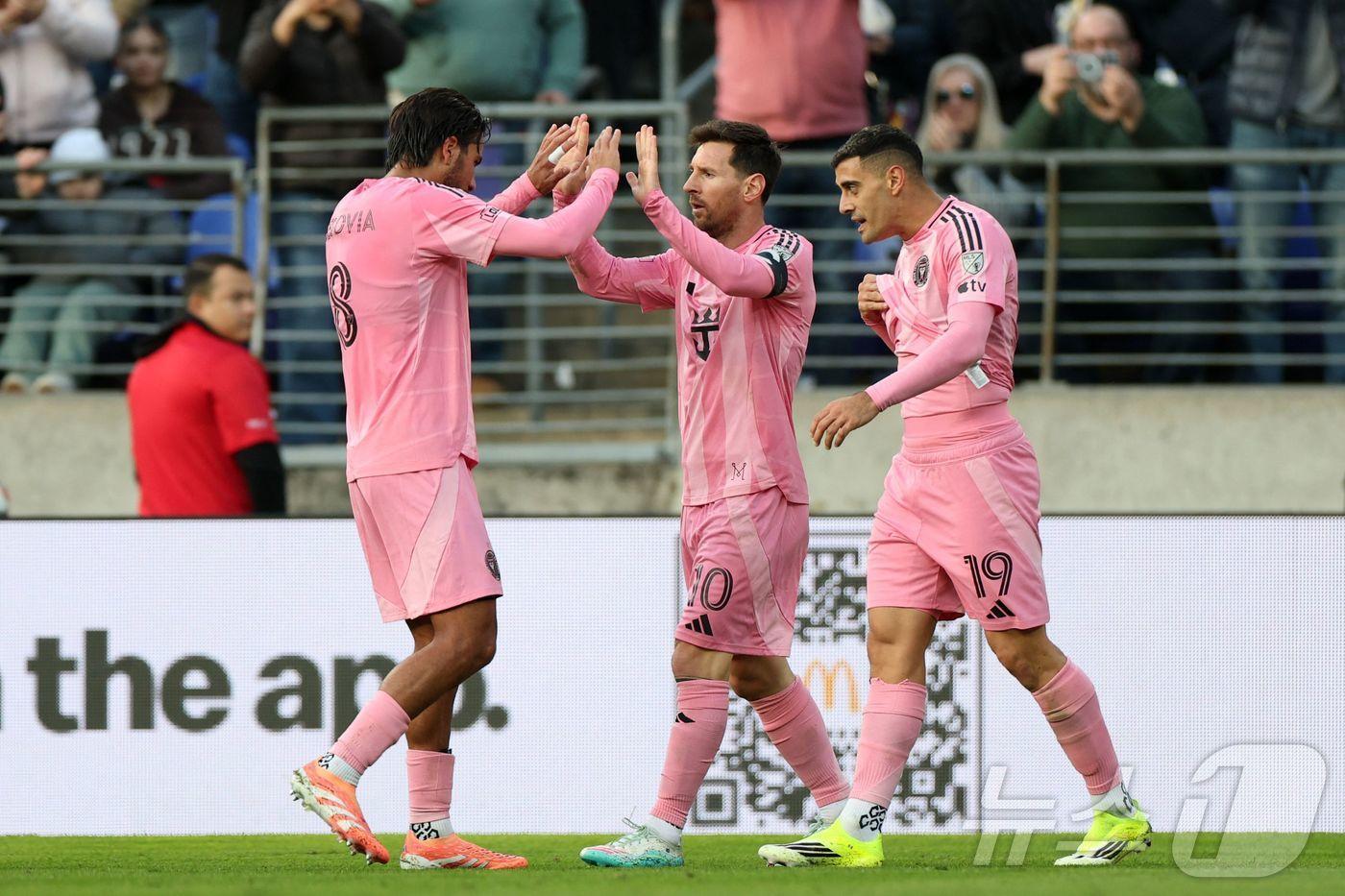 본문 이미지 - 인터 마이애미의 리오넬 메시(가운데)가 8일(한국시간) 미국 메릴랜드주 볼티모어의 M&T 뱅크 스타디움에서 열린 DC 유나이티드와 원정 경기에서 득점 후 로드리고 데폴과 함께 기뻐하고 있다. ⓒ AFP=뉴스1