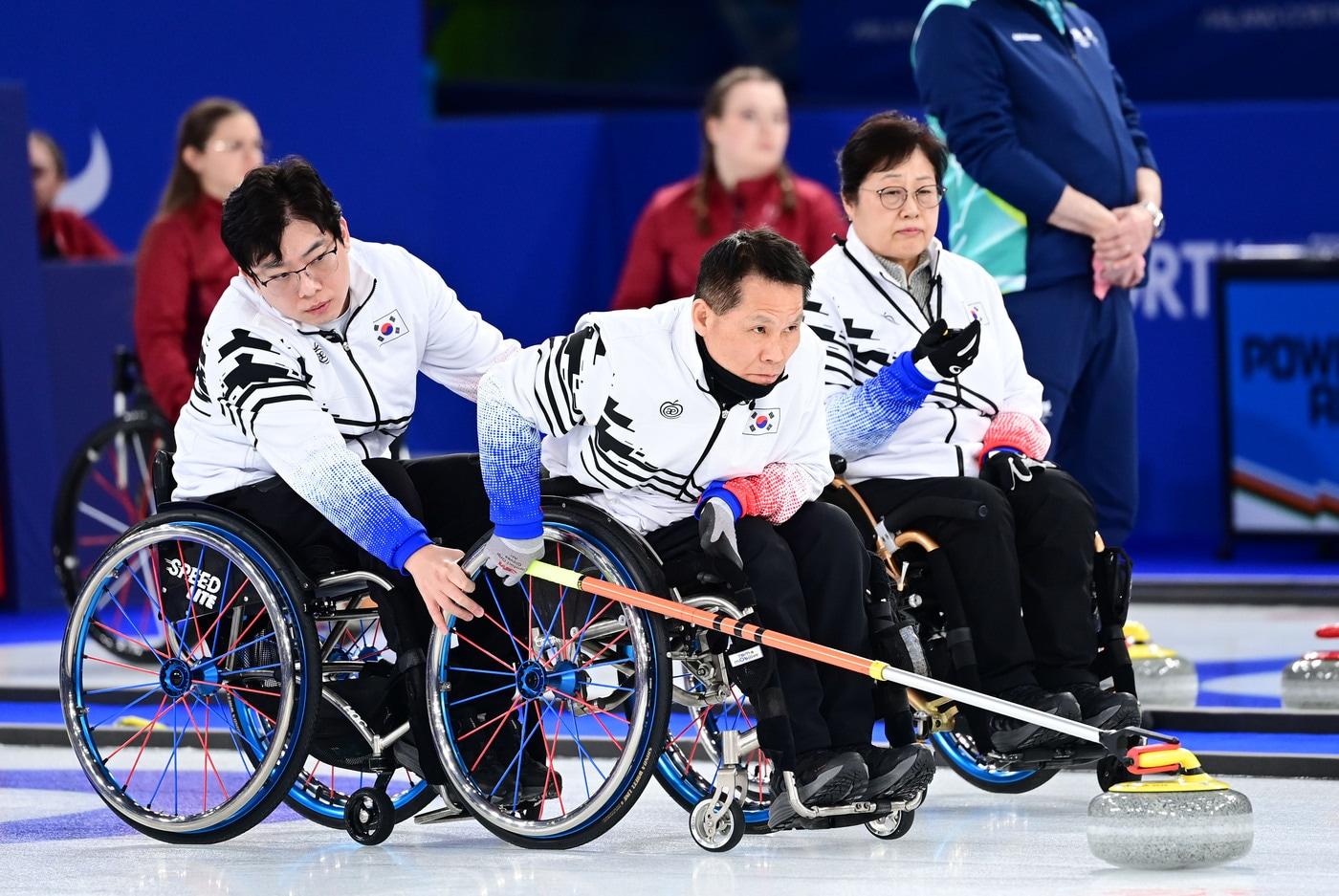 본문 이미지 - 한국 휠체어컬링 혼성팀이 8일(한국시간) 열린 스웨덴과 2026 밀라노·코르티나 동계 패럴림픽 예선 2차전에서 6-8로 졌다. (대한장애인체육회 제공)
