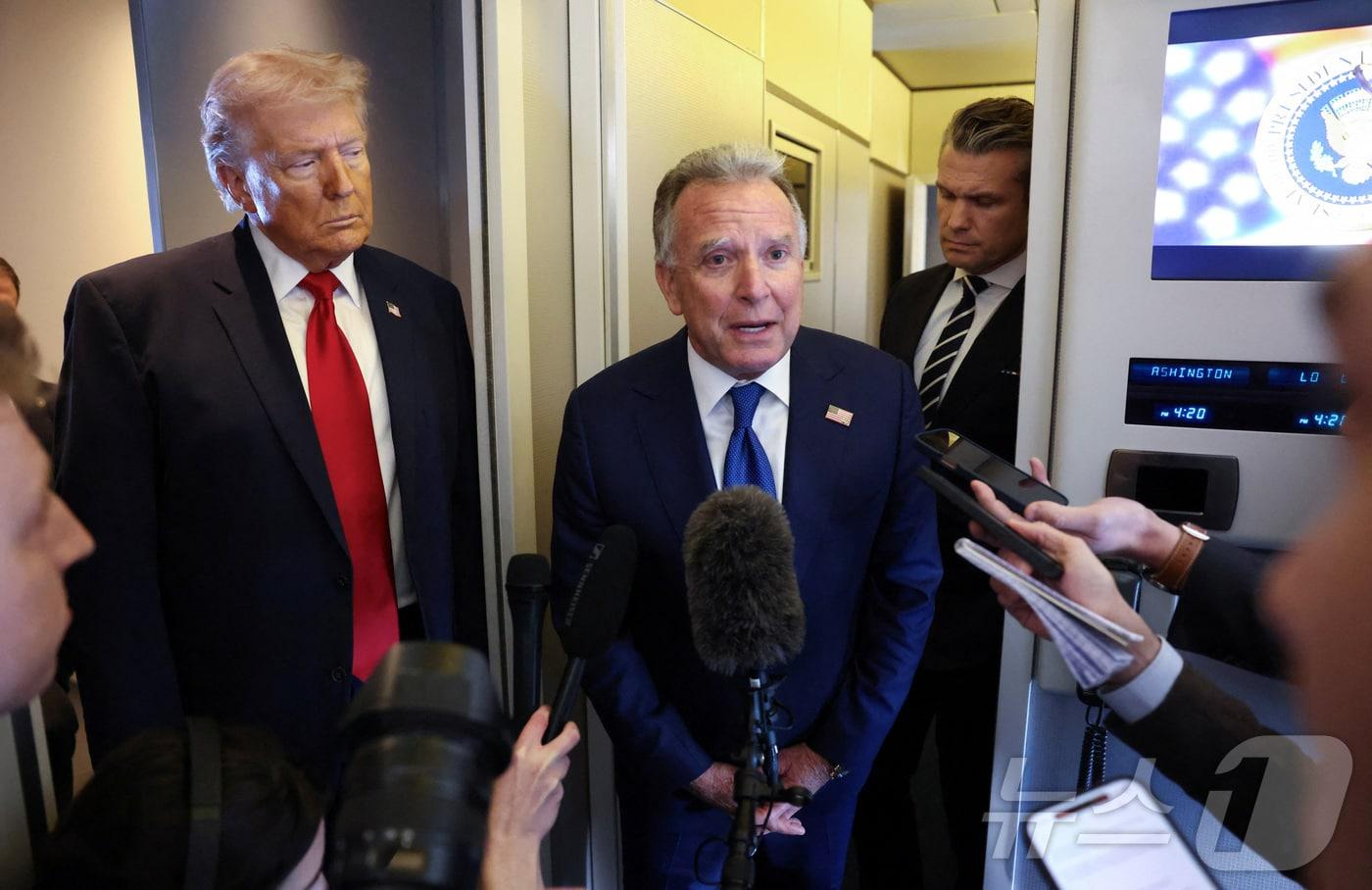 본문 이미지 - 스티브 위트코프 중동특사(가운데)가 7일(현지시간) 델러웨어 도버 공군기지에서 플로리다 마이애미로 향하는 에어포스원(미 대통령 전용기)에서 도널드 트럼프 미국 대통령, 피트 헤그세스 국방장관 등과 함께 기자들과 만나 질문에 답하고 있다.2026.03.07. ⓒ 로이터=뉴스1