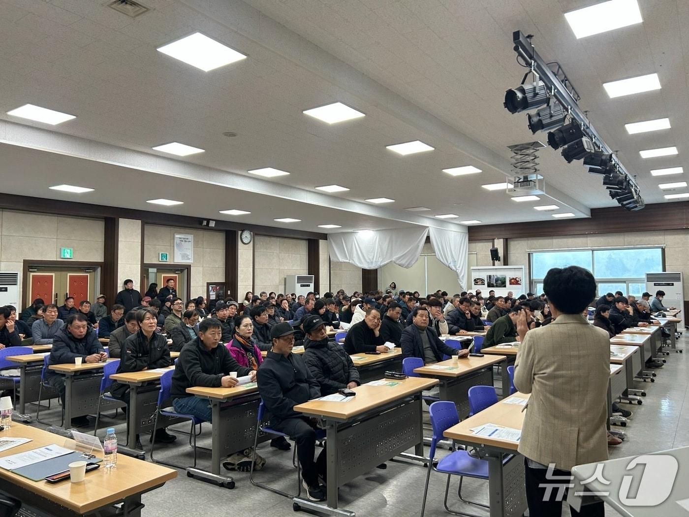 본문 이미지 - 전북 진안군이 외국인 계절근로자 고용을 희망하는 농가와 결혼이민자들을 대상으로 교육을 실시하고 있다.(진안군제공, 재판매 및 ,DB금지)2026..3.8/뉴스1