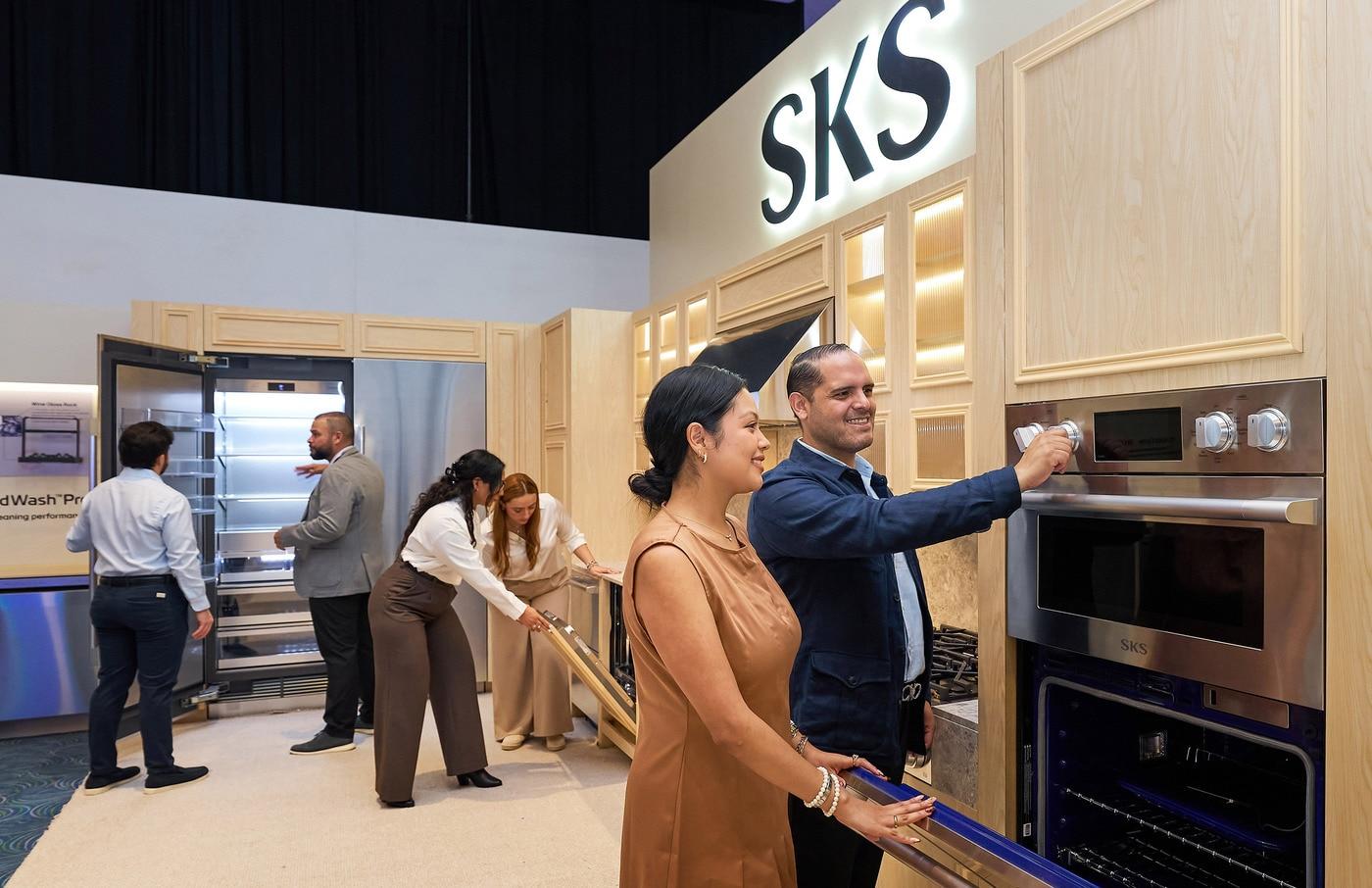 본문 이미지 - LG전자가 4일 멕시코 칸쿤에서 중남미 주요 유통 거래선을 초대해 신제품 정보 및 현지 사업 전략을 소개하는 'LG 이노페스트 2026 중남미' 행사를 개최했다. LG전자 직원이 유통 거래선 고객에게 중남미향 신제품을 소개하고 있다.