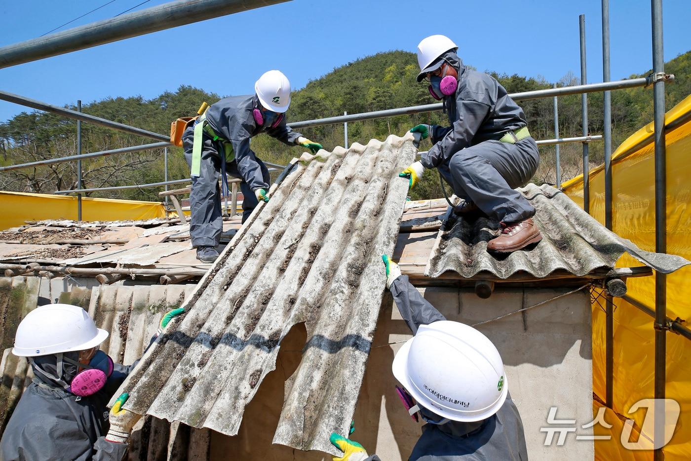 본문 이미지 - 전북 임실군이 올해를 '폐슬레이트 수거의 해'로 정해 사업을 추진한다.(임실군제공, 재판매 및 DB금지)2026.3.8/뉴스1