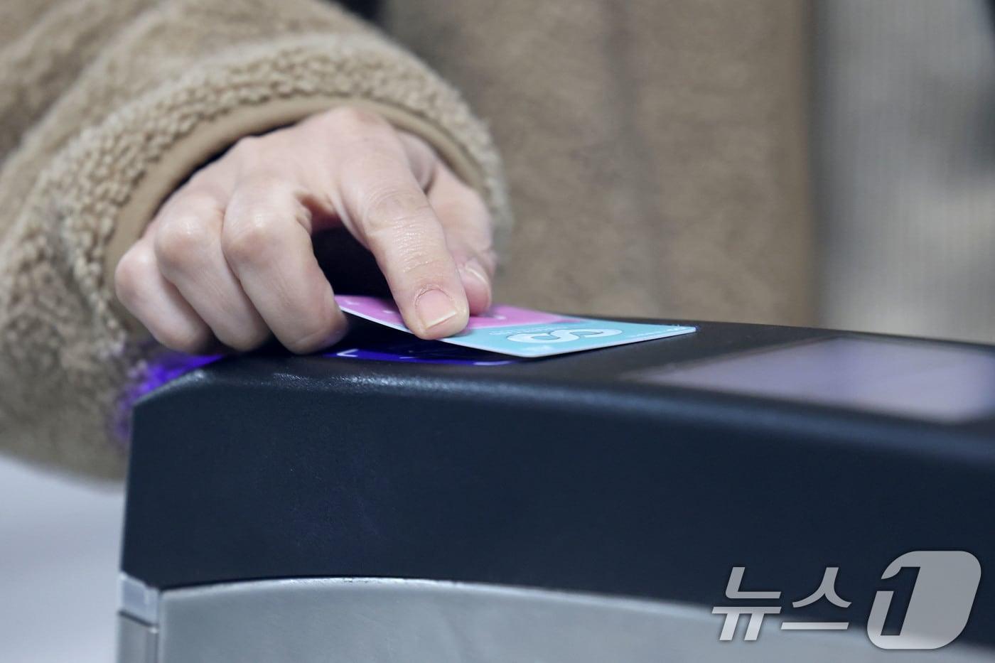 본문 이미지 - 서울의 한 지하철역 개찰구에서 시민들이 교통카드를 태그하고 있다.  2026.3.8 ⓒ 뉴스1 이광호 기자