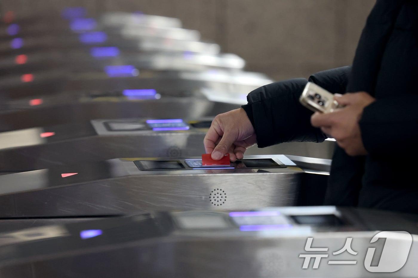 본문 이미지 -  서울의 한 지하철역 개찰구에서 시민들이 교통카드를 태그하고 있다.  ⓒ 뉴스1 이광호 기자