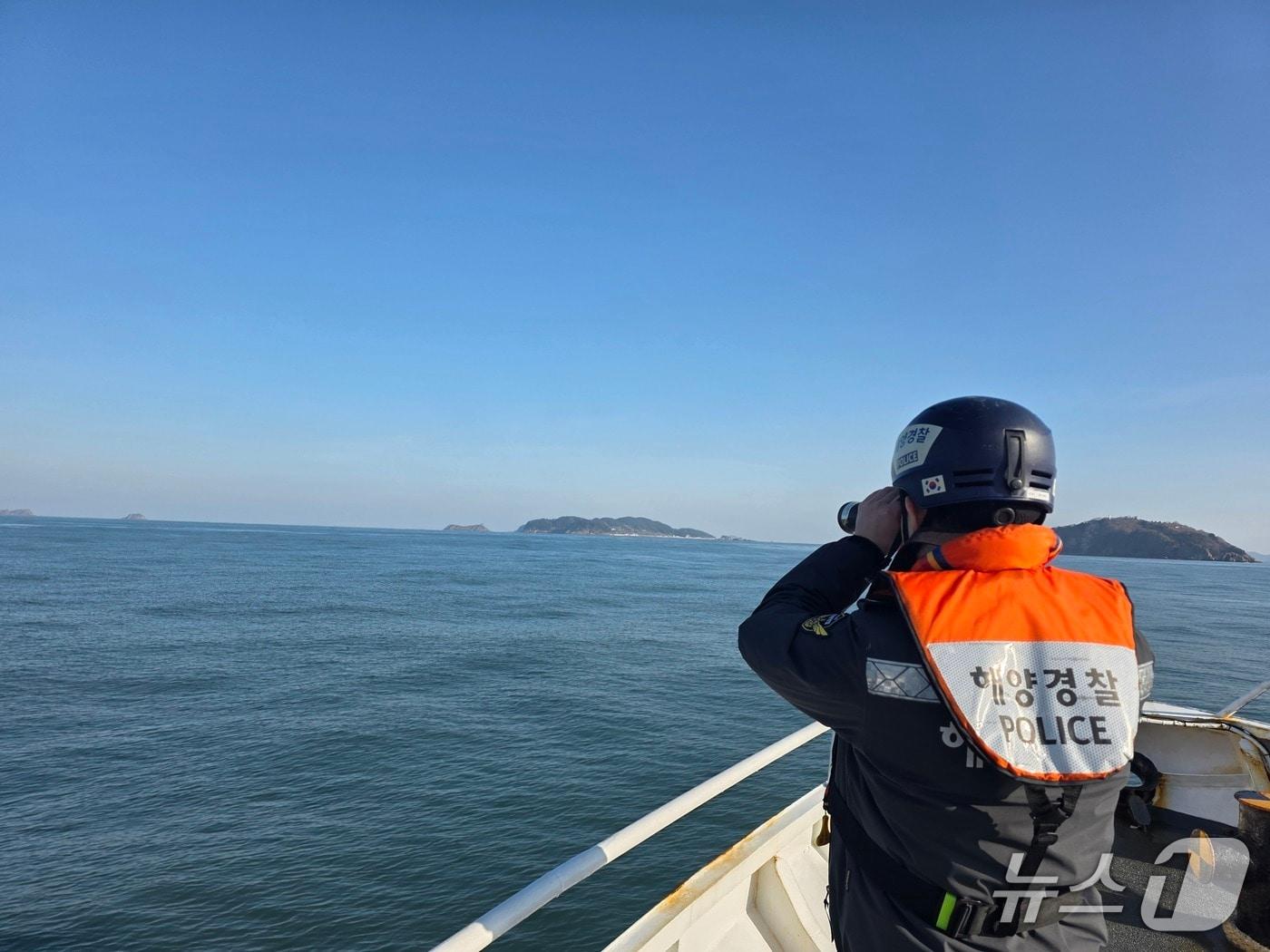 본문 이미지 - 보령해양경찰서 구조대가 소화사도 인근 침몰 어선에서 실종된 60대 선장을 수색 중인 모습. (보령해경 제공, 재판매 및 DB금지) / 뉴스1