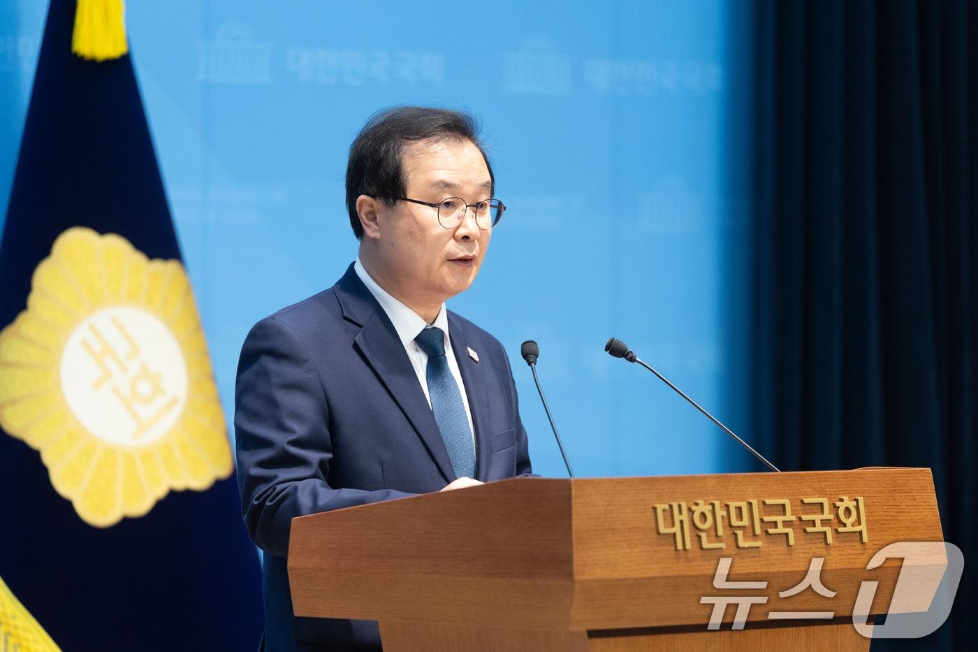 본문 이미지 - 이건태 더불어민주당 의원이 8일 서울 여의도 국회 소통관에서 김성태 쌍방울 전 회장 검사실 접견 특혜 의혹 관련 기자회견을 하고 있다. 2026.3.8 ⓒ 뉴스1 이승배 기자