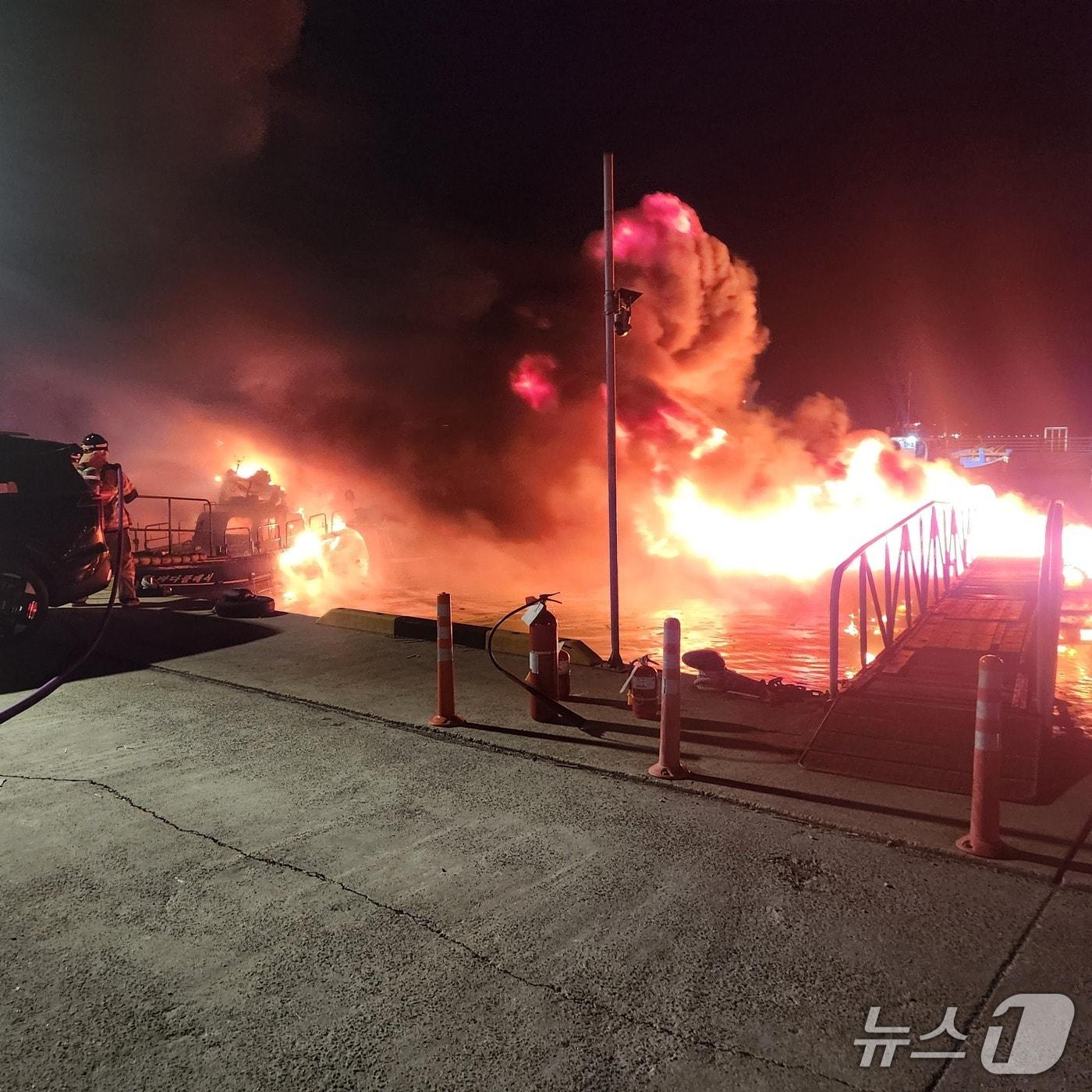 본문 이미지 - 7일 오후 11시 49분쯤 거제시 남부면 대포항에 계류된 선박에서 불이 났다. 사진은 화재 현장 모습.(통영해경 제공. 재판매 및 DB금지)