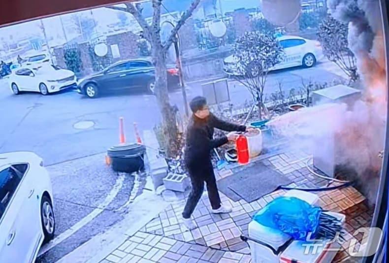 본문 이미지 - 비번이었던 부부 소방관이 광주 한 식당에서 난 불을 목격하고 초기진화하는 모습.(사진=광주 북부소방서 제공. 재판매 및 DB 금지) 2026.3.8