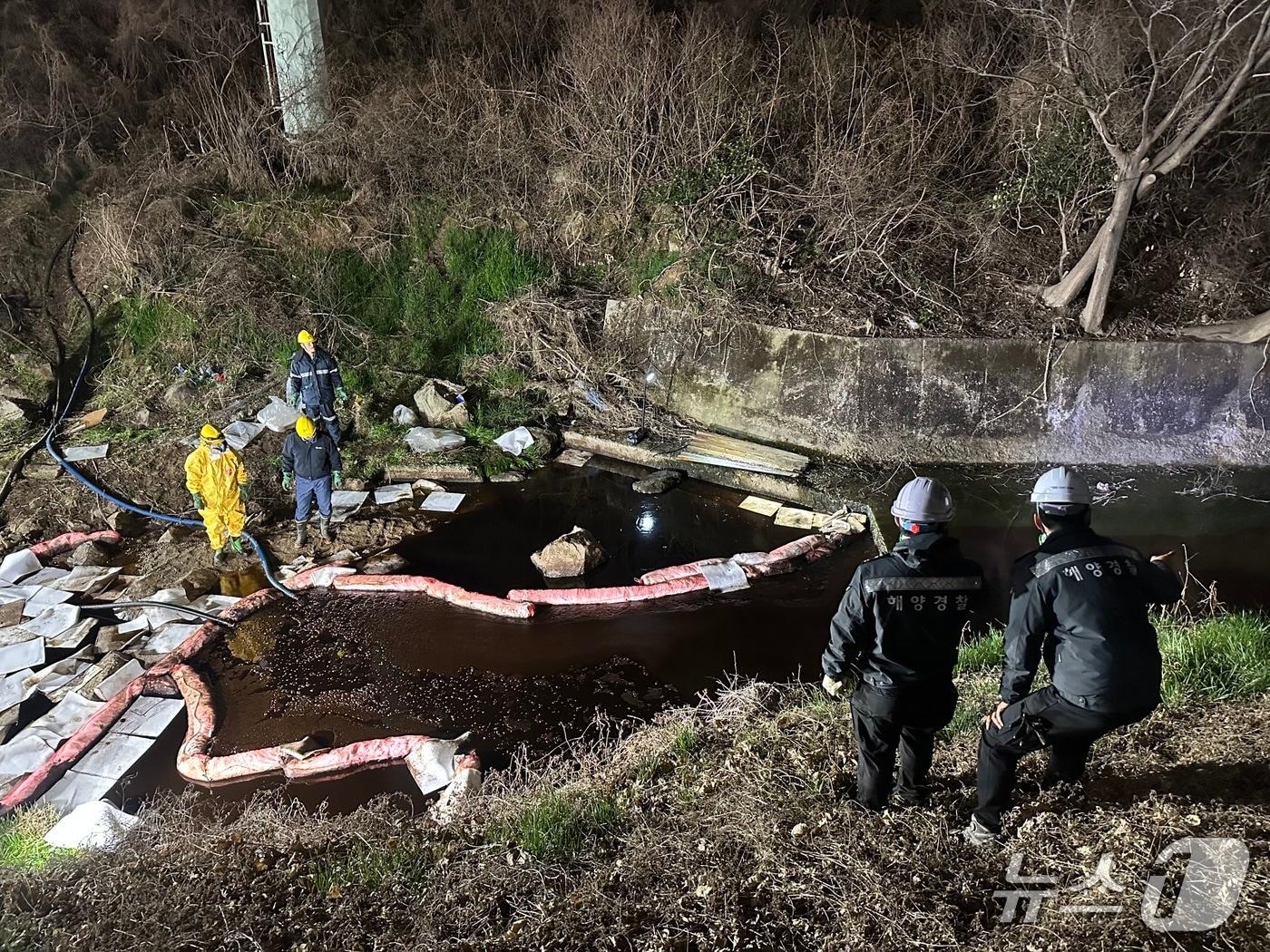 본문 이미지 - 7일 오후 5시 10분께 울산 울주군 온산국가산단의 정유 공장 인근 도로에서 원유가 유출돼 방제 작업을 하고 있다.(울산해경 제공. 재판매 및 DB금지)/뉴스1