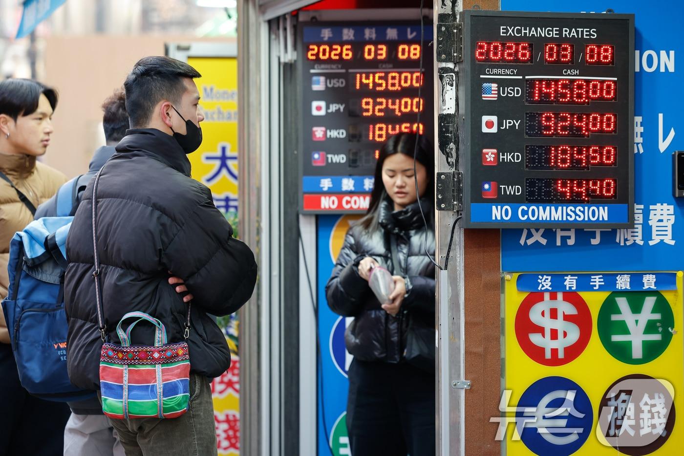 본문 이미지 - 중동 상황으로 인해 환율이 큰 폭의 등락을 거듭하고 있는 8일 서울 중구 명동거리 환전소에서 외국인 관광객들이 환전을 하고 있다. 2026.3.8 ⓒ 뉴스1 안은나 기자