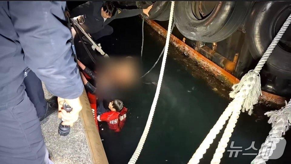 본문 이미지 - 창원해경이 지난 7일 오후 10시 8분쯤 마산항 2부두 해상에 빠진 50대 2명을 구조하고 있다.(창원해경 제공. 재판매 및 DB금지)