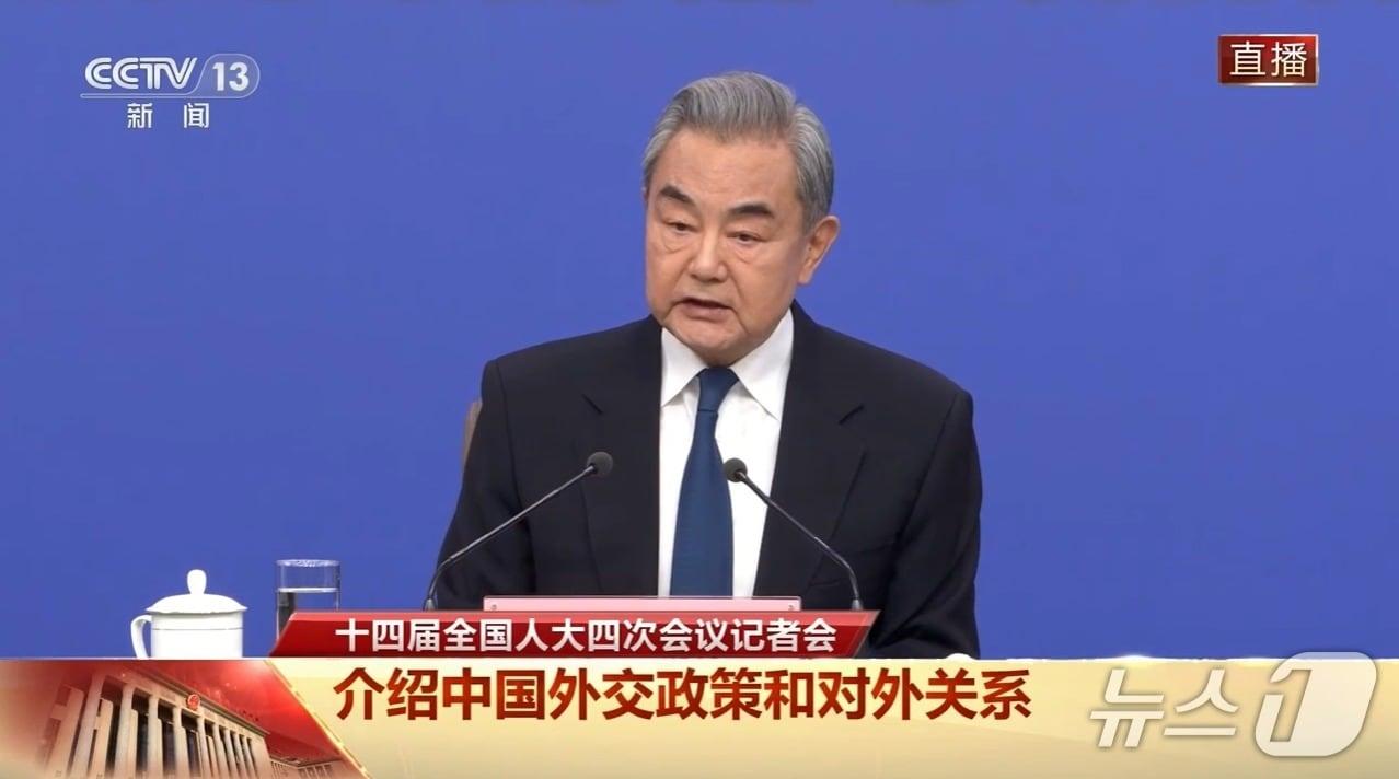 본문 이미지 - 왕이 중국 외교부장은 8일 오전 베이징에서 개최된 '중국외교정책과 대외관계'를 주제로 한 기자회견에서 발언을 하고 있다. (CCTV 갈무리)