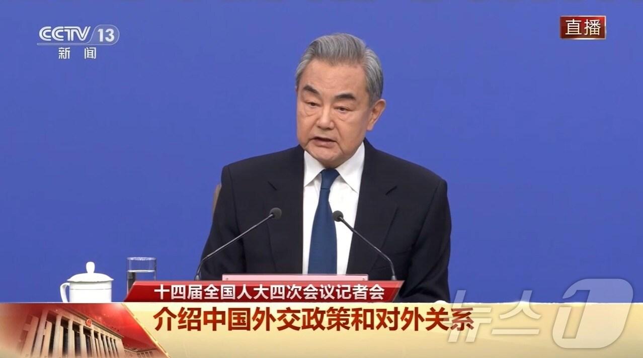 본문 이미지 - 왕이 중국 외교부장은 8일 오전 베이징에서 개최된 '중국외교정책과 대외관계'를 주제로 한 기자회견에서 발언을 하고 있다. (CCTV 갈무리) ⓒ 뉴스1 정은지 특파원
